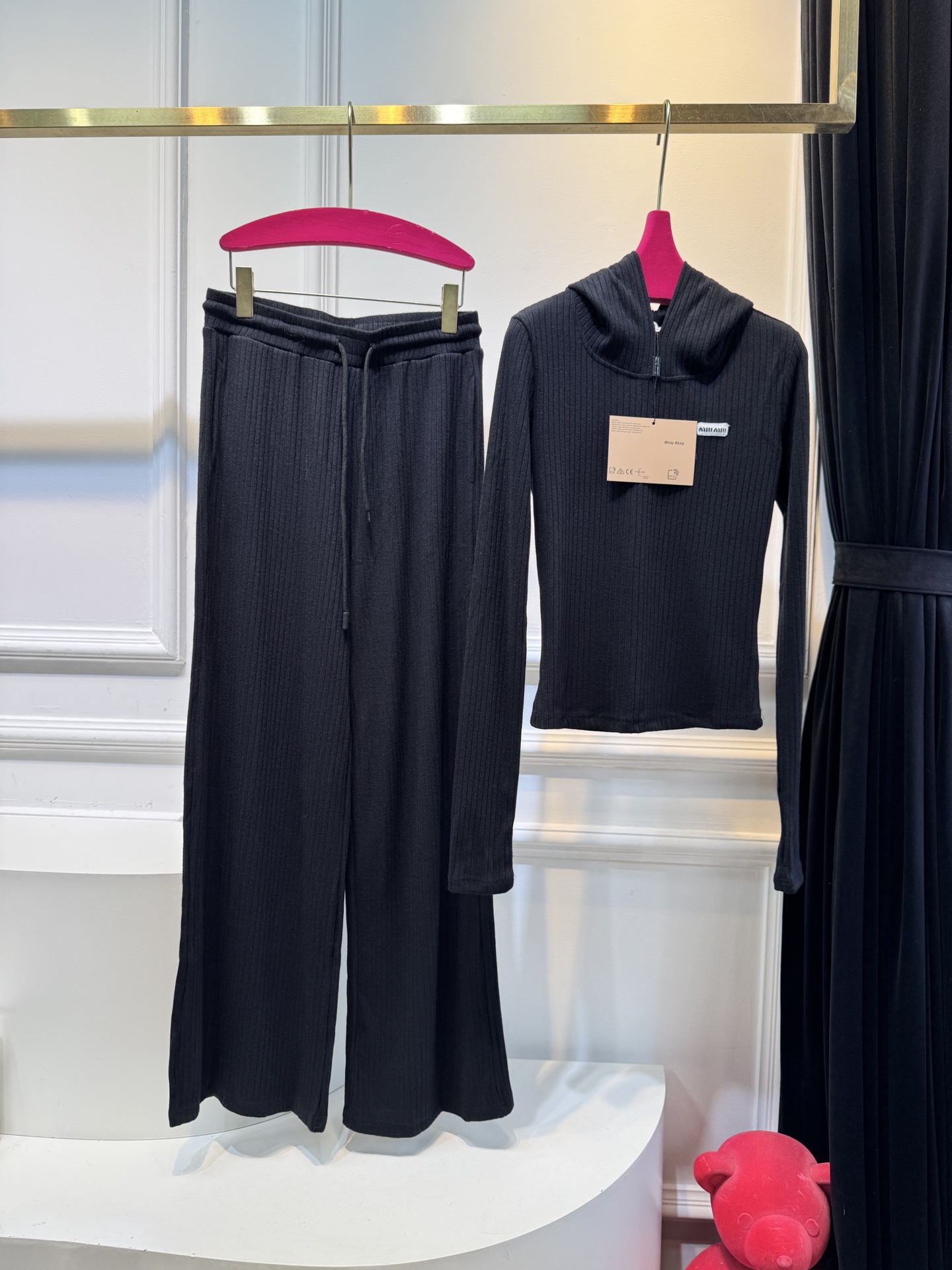 miu连帽上衣➕休闲长裤针织套装这套服装的面料是针织坑条面料，具有良好的弹性与垂坠感，触感软糯亲肤，保暖