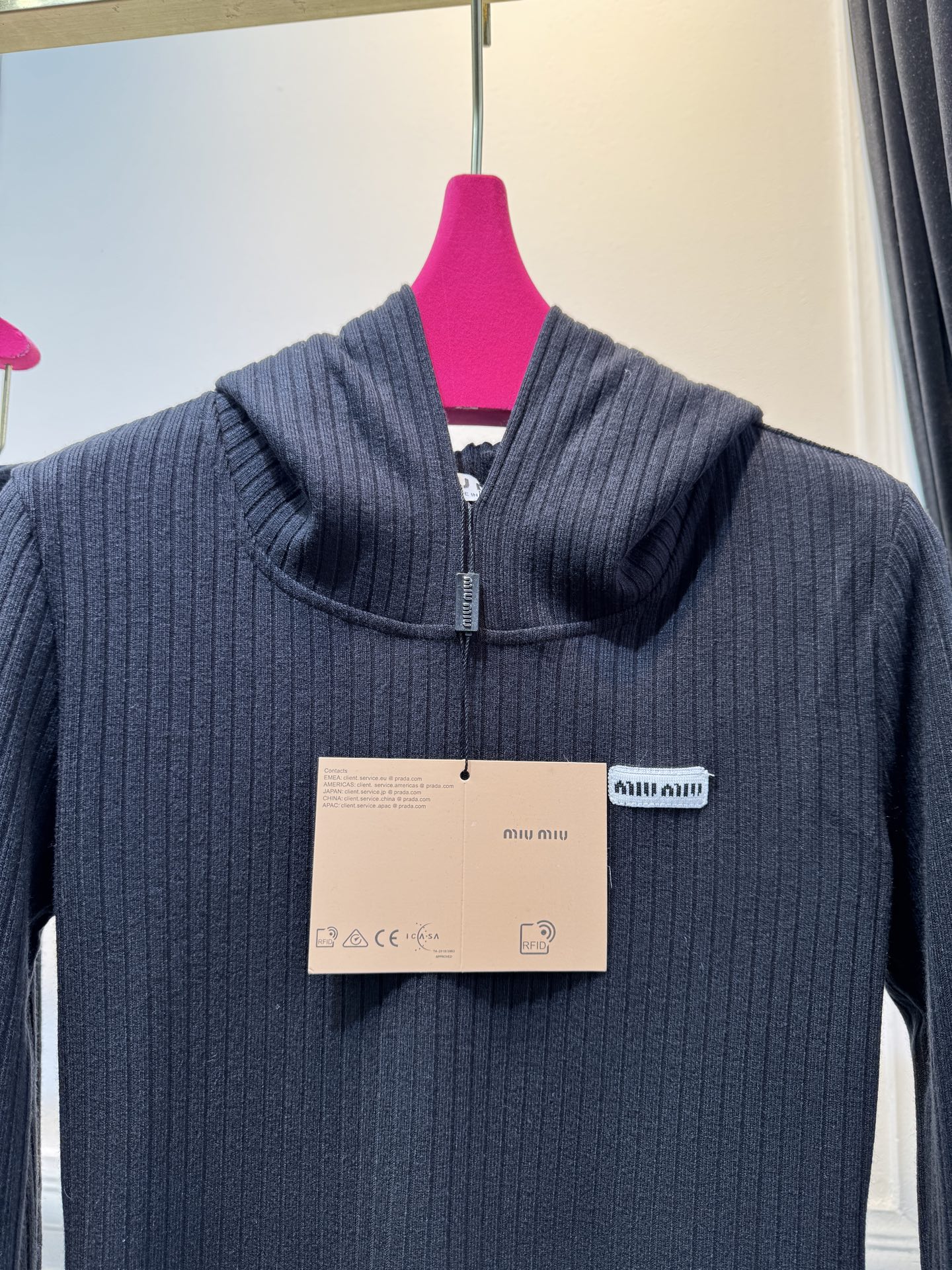 miu连帽上衣➕休闲长裤针织套装这套服装的面料是针织坑条面料，具有良好的弹性与垂坠感，触感软糯亲肤，保暖