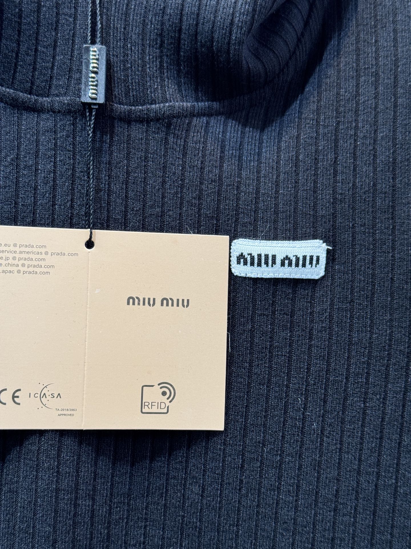 miu连帽上衣➕休闲长裤针织套装这套服装的面料是针织坑条面料，具有良好的弹性与垂坠感，触感软糯亲肤，保暖