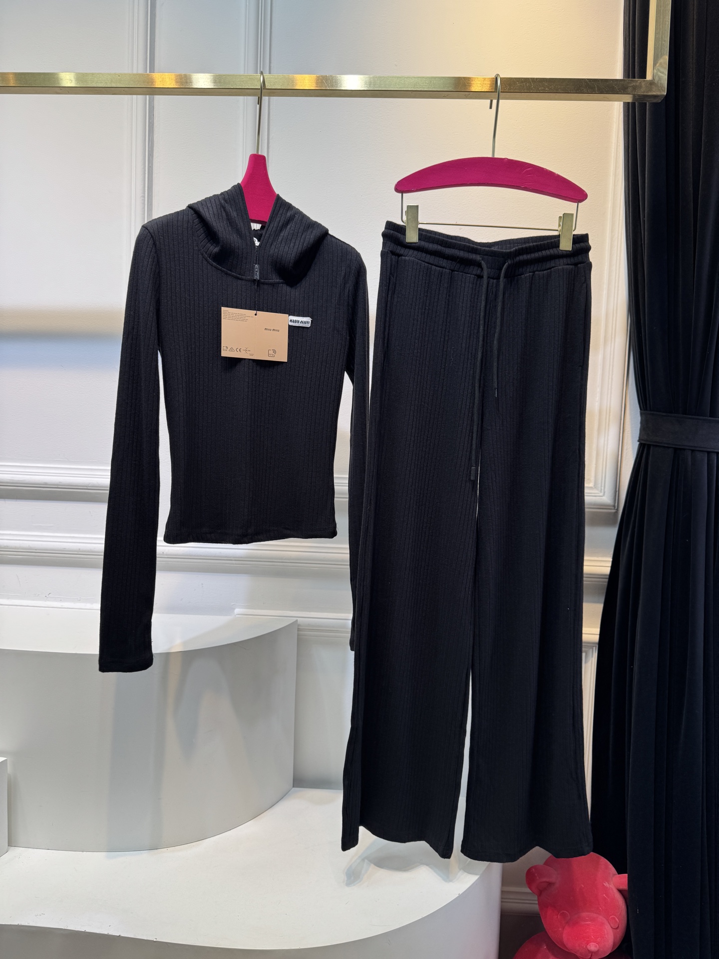 miu连帽上衣➕休闲长裤针织套装这套服装的面料是针织坑条面料，具有良好的弹性与垂坠感，触感软糯亲肤，保暖