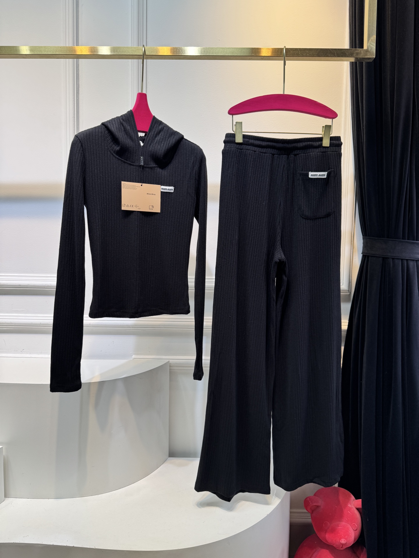 miu连帽上衣➕休闲长裤针织套装这套服装的面料是针织坑条面料，具有良好的弹性与垂坠感，触感软糯亲肤，保暖