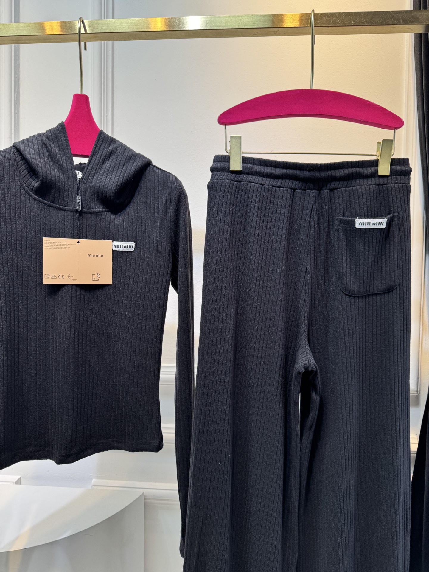 miu连帽上衣➕休闲长裤针织套装这套服装的面料是针织坑条面料，具有良好的弹性与垂坠感，触感软糯亲肤，保暖