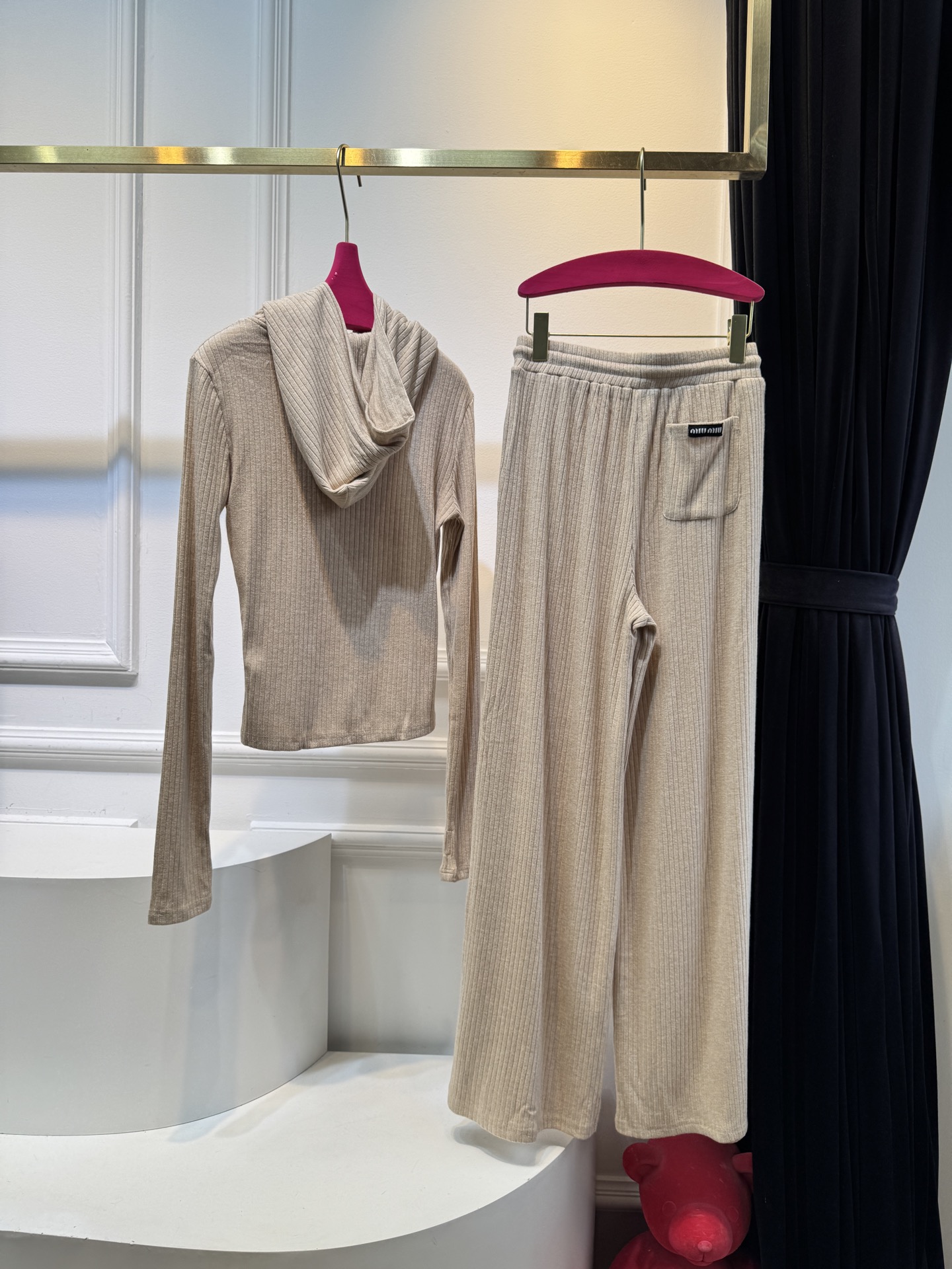 miu连帽上衣➕休闲长裤针织套装这套服装的面料是针织坑条面料，具有良好的弹性与垂坠感，触感软糯亲肤，保暖