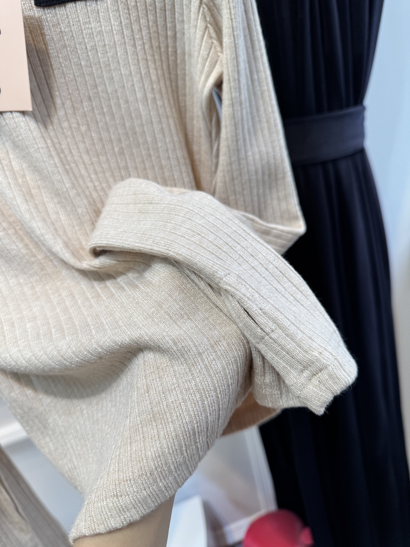 miu连帽上衣➕休闲长裤针织套装这套服装的面料是针织坑条面料，具有良好的弹性与垂坠感，触感软糯亲肤，保暖