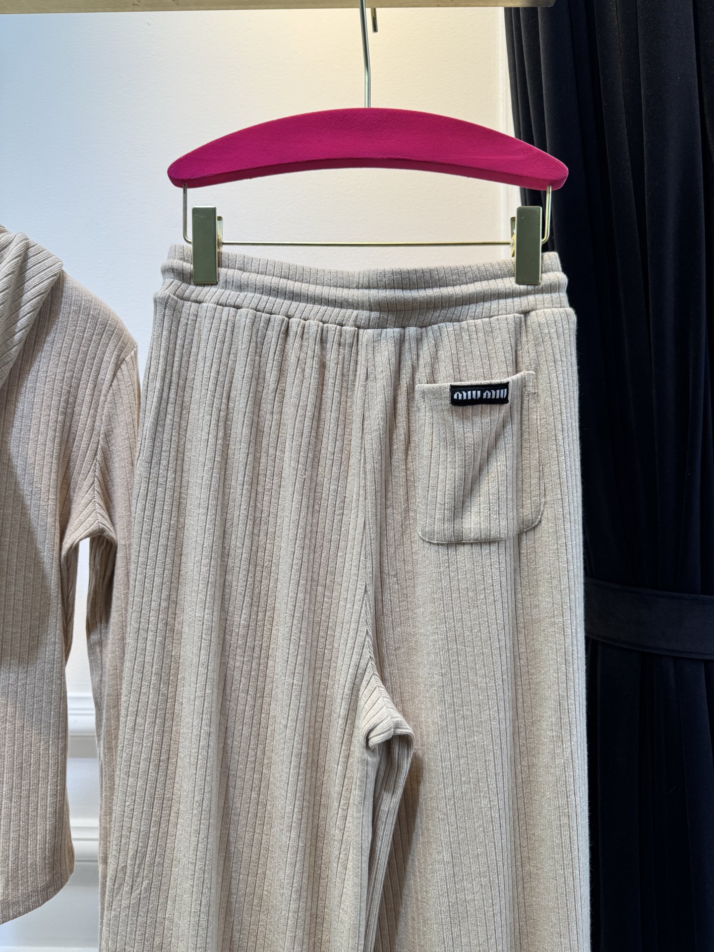 miu连帽上衣➕休闲长裤针织套装这套服装的面料是针织坑条面料，具有良好的弹性与垂坠感，触感软糯亲肤，保暖