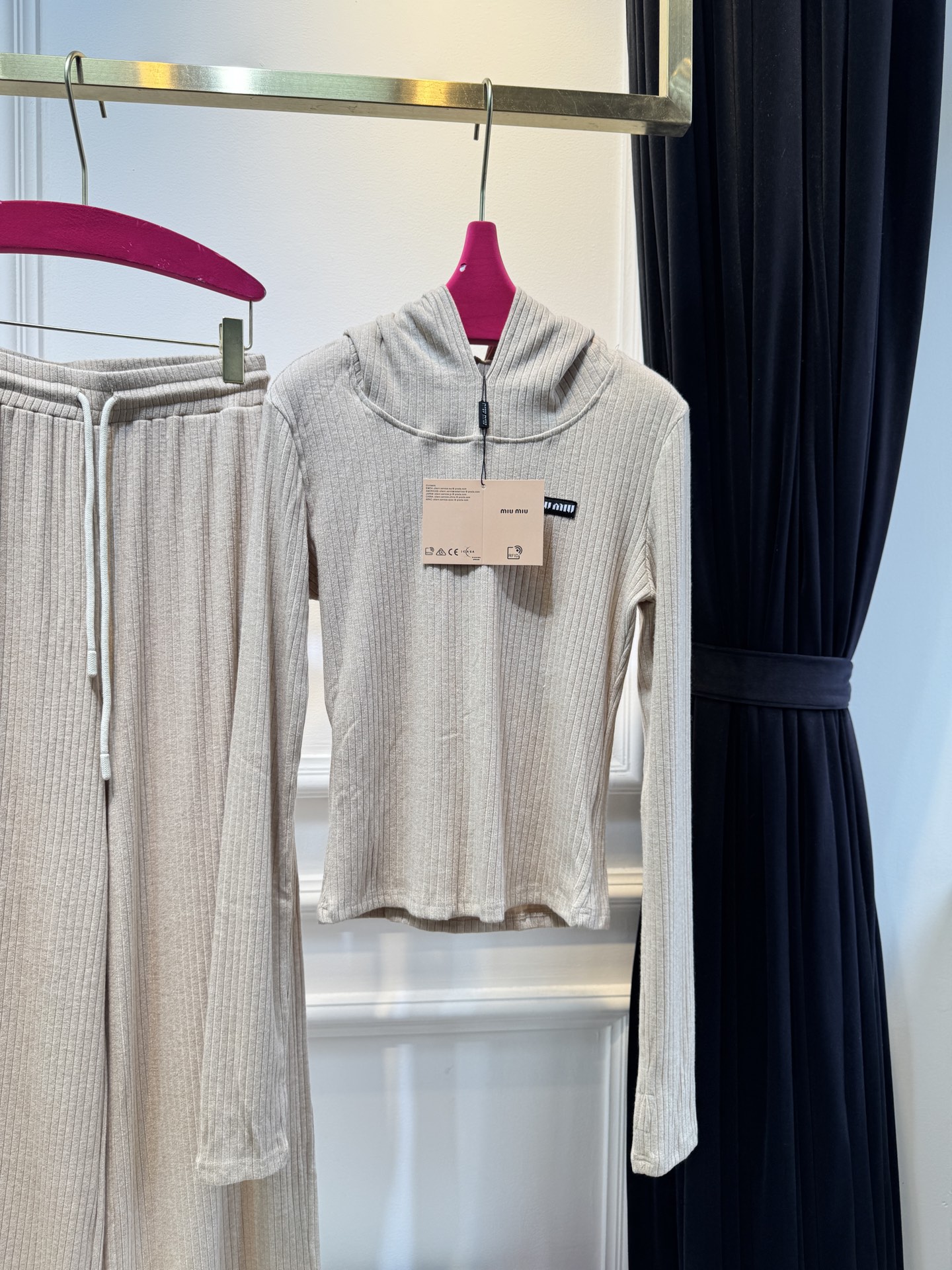 miu连帽上衣➕休闲长裤针织套装这套服装的面料是针织坑条面料，具有良好的弹性与垂坠感，触感软糯亲肤，保暖