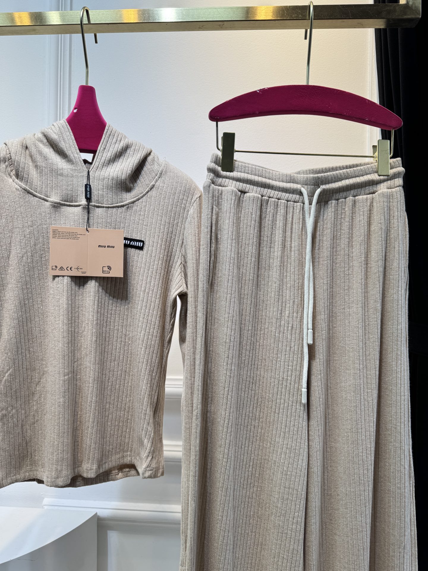 miu连帽上衣➕休闲长裤针织套装这套服装的面料是针织坑条面料，具有良好的弹性与垂坠感，触感软糯亲肤，保暖