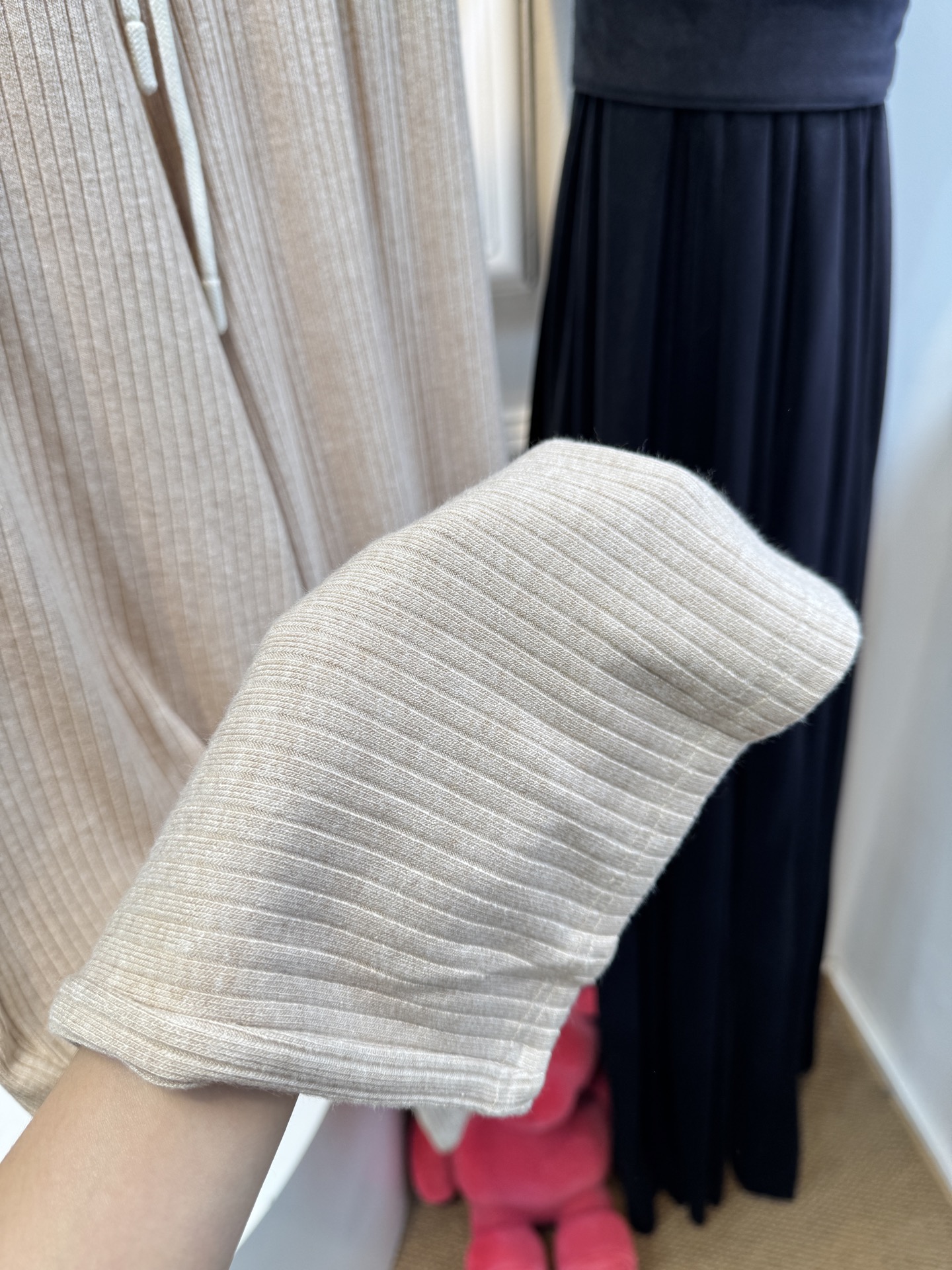 miu连帽上衣➕休闲长裤针织套装这套服装的面料是针织坑条面料，具有良好的弹性与垂坠感，触感软糯亲肤，保暖