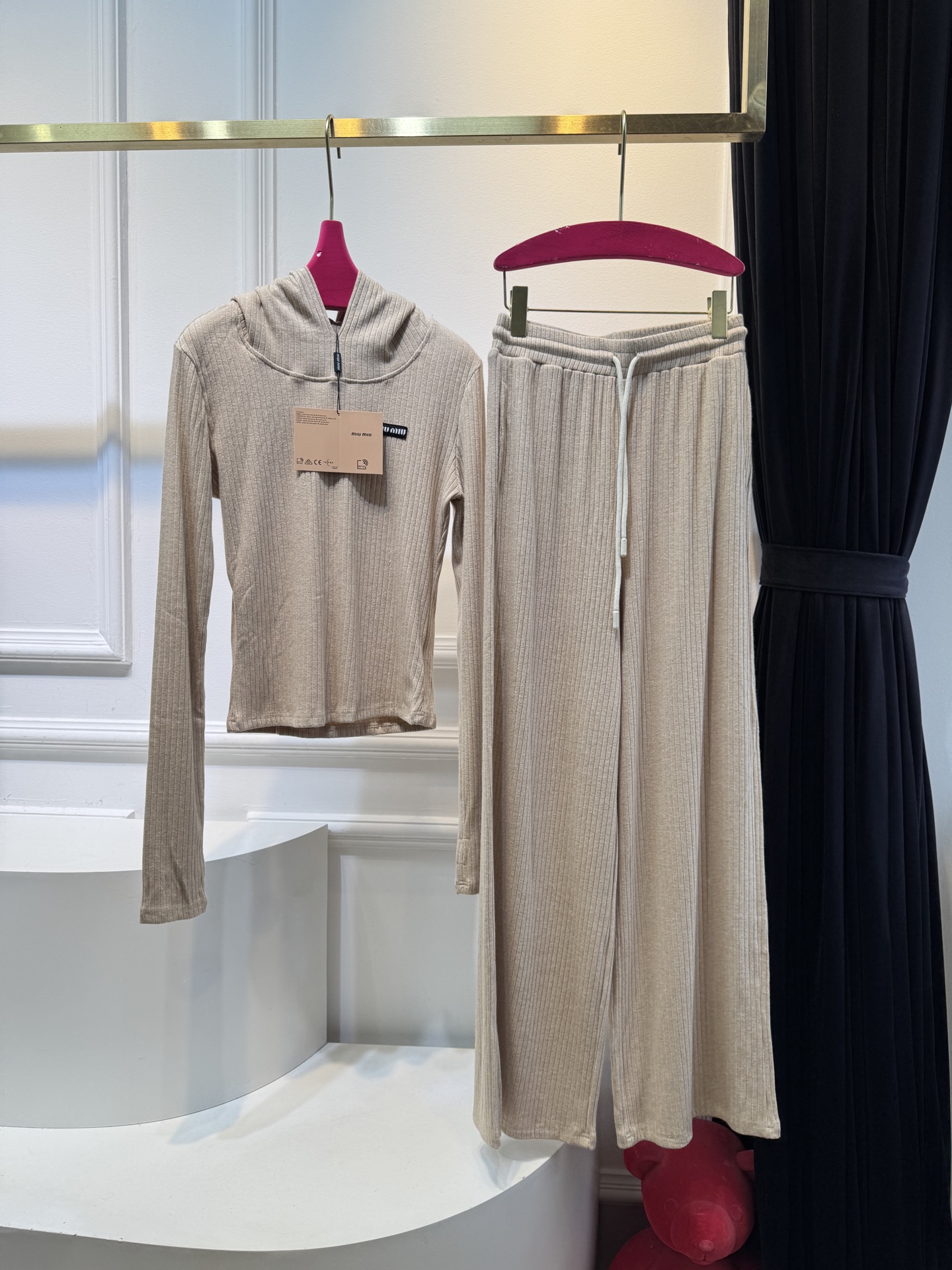 miu连帽上衣➕休闲长裤针织套装这套服装的面料是针织坑条面料，具有良好的弹性与垂坠感，触感软糯亲肤，保暖