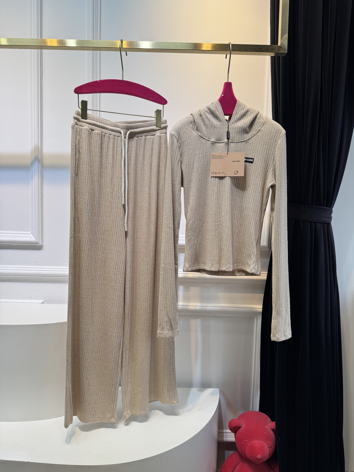 miu连帽上衣➕休闲长裤针织套装这套服装的面料是针织坑条面料，具有良好的弹性与垂坠感，触感软糯亲肤，保暖