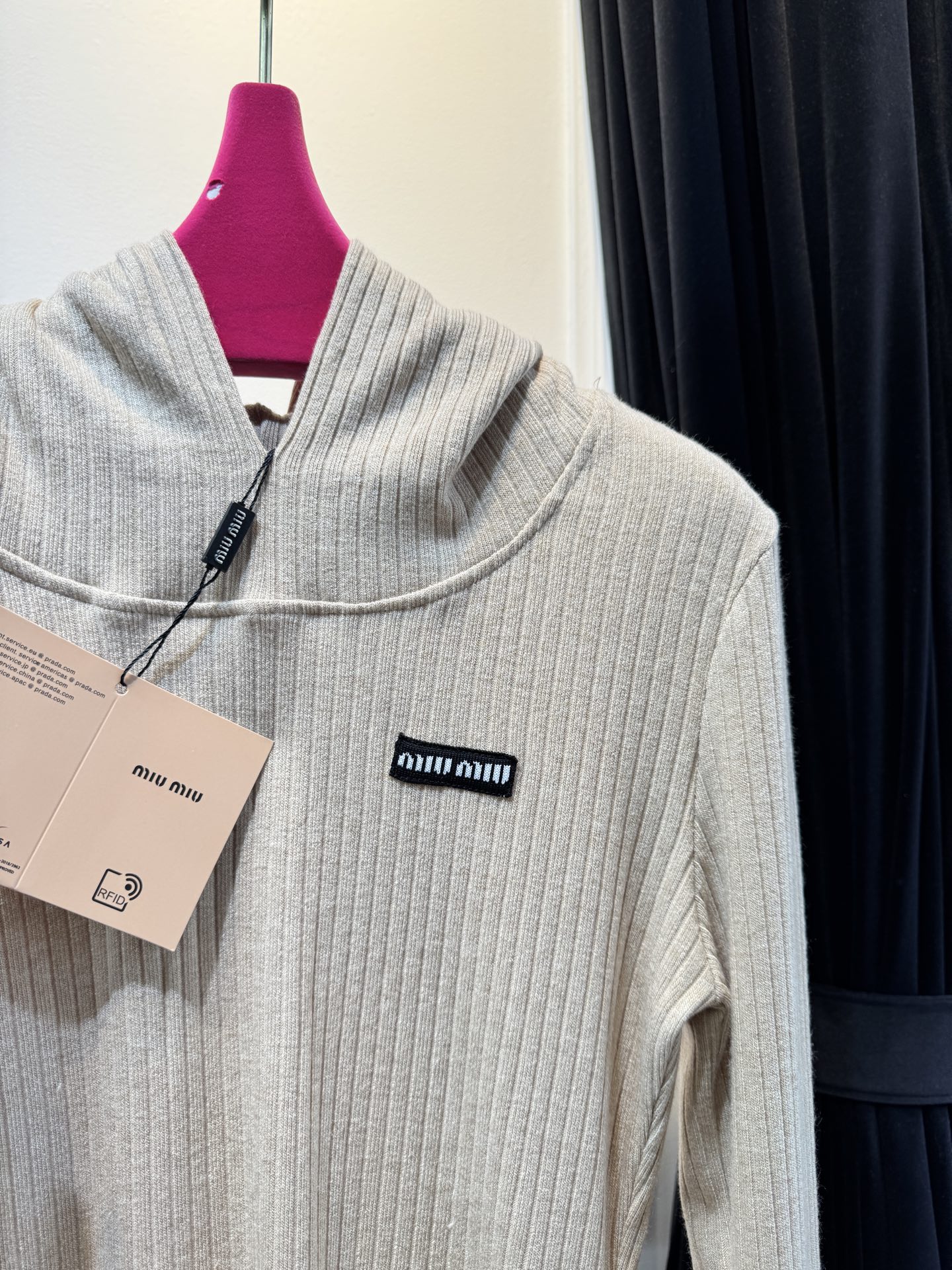 miu连帽上衣➕休闲长裤针织套装这套服装的面料是针织坑条面料，具有良好的弹性与垂坠感，触感软糯亲肤，保暖