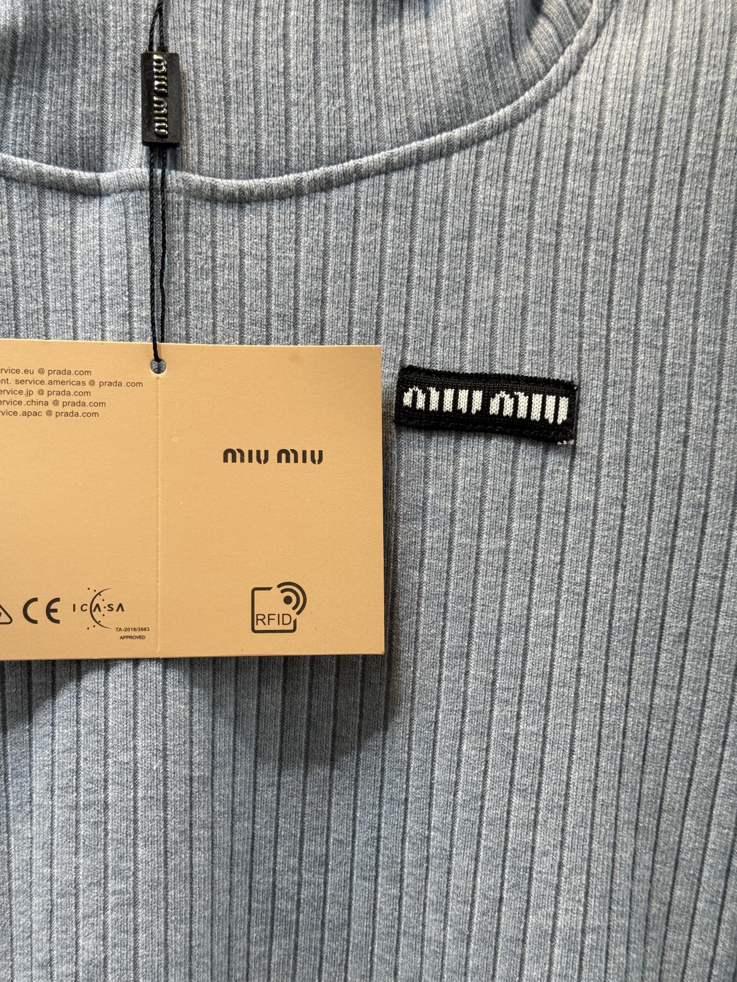 miu连帽上衣➕休闲长裤针织套装这套服装的面料是针织坑条面料，具有良好的弹性与垂坠感，触感软糯亲肤，保暖