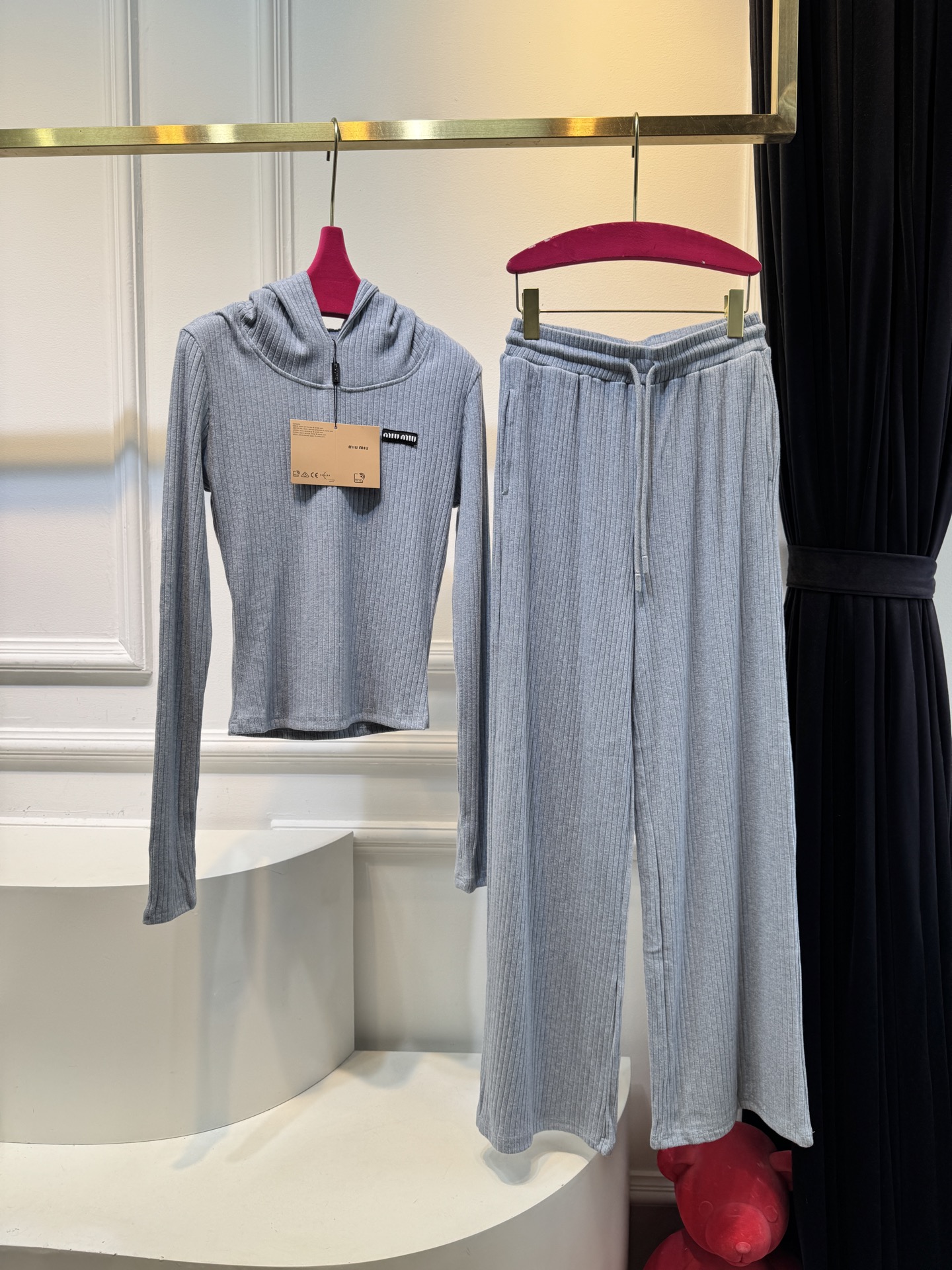 miu连帽上衣➕休闲长裤针织套装这套服装的面料是针织坑条面料，具有良好的弹性与垂坠感，触感软糯亲肤，保暖