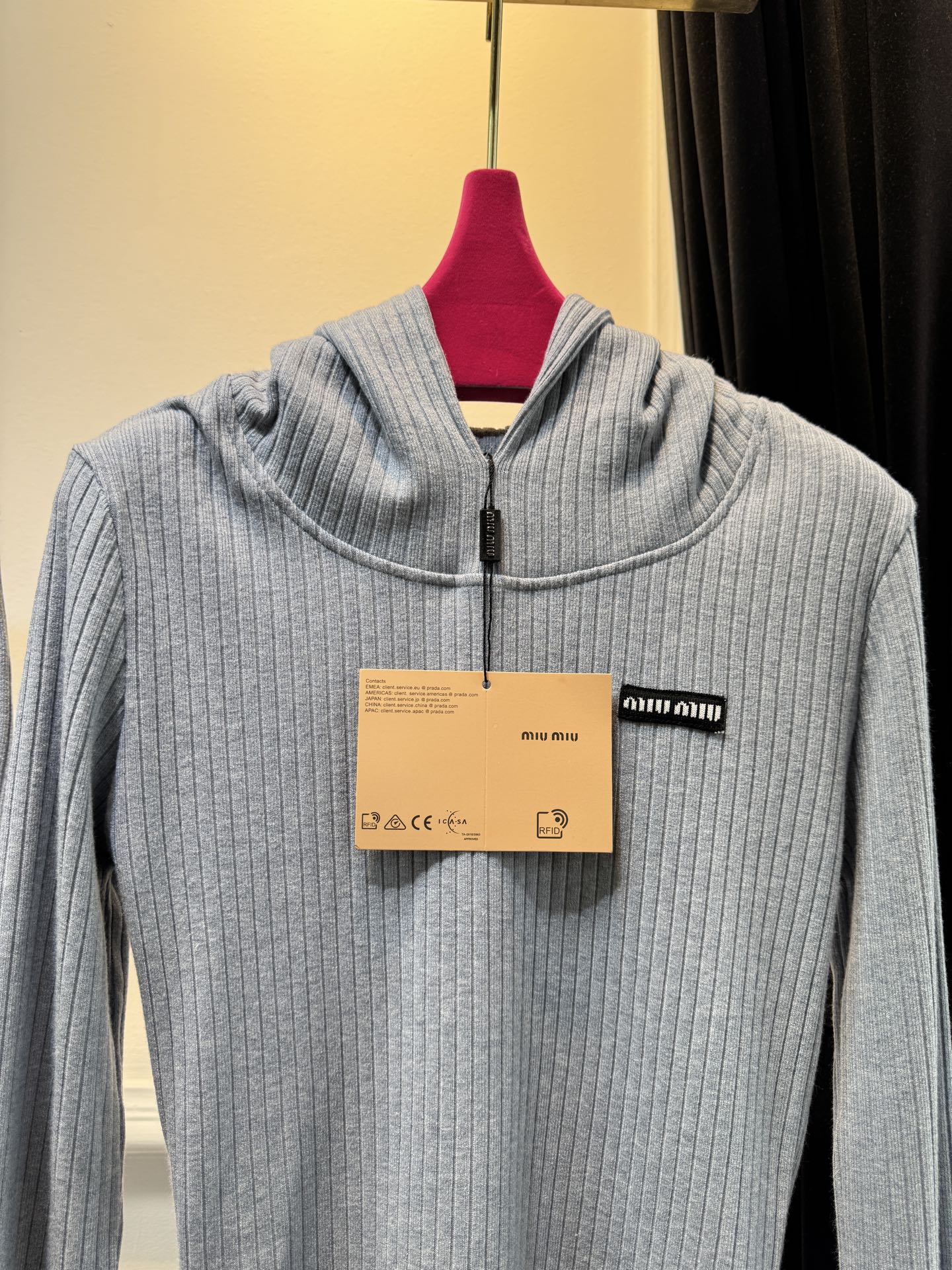 miu连帽上衣➕休闲长裤针织套装这套服装的面料是针织坑条面料，具有良好的弹性与垂坠感，触感软糯亲肤，保暖