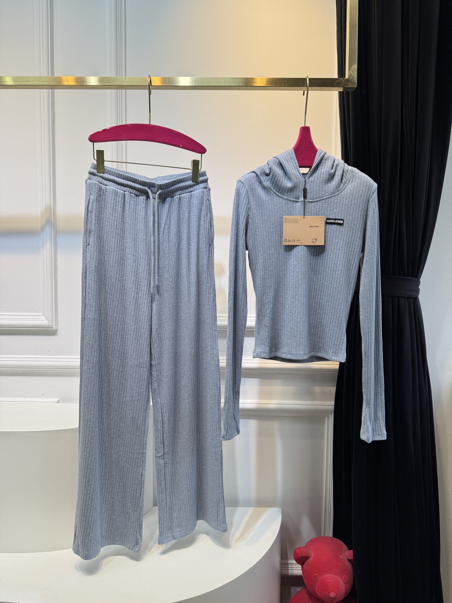 miu连帽上衣➕休闲长裤针织套装这套服装的面料是针织坑条面料，具有良好的弹性与垂坠感，触感软糯亲肤，保暖