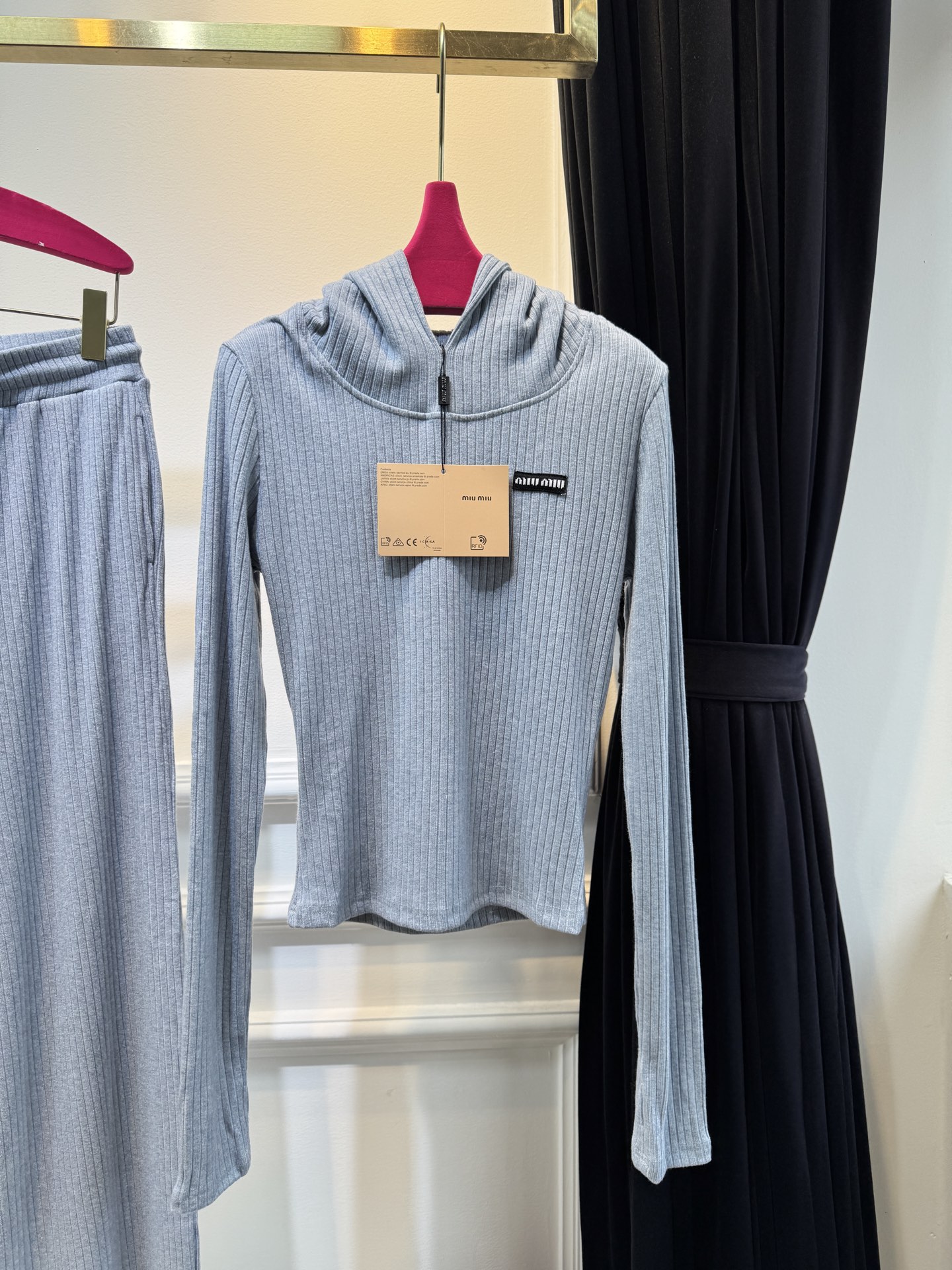 miu连帽上衣➕休闲长裤针织套装这套服装的面料是针织坑条面料，具有良好的弹性与垂坠感，触感软糯亲肤，保暖