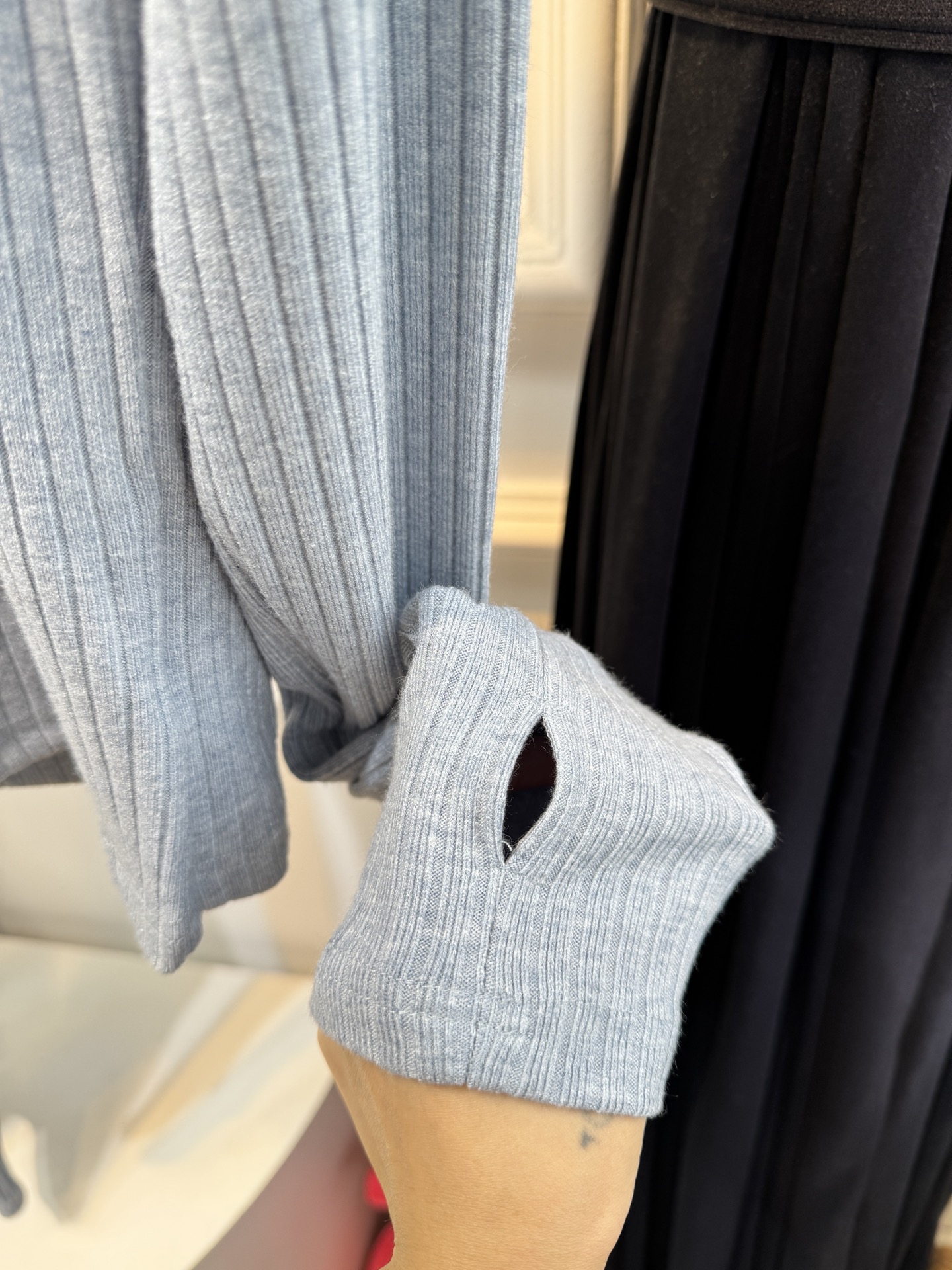 miu连帽上衣➕休闲长裤针织套装这套服装的面料是针织坑条面料，具有良好的弹性与垂坠感，触感软糯亲肤，保暖