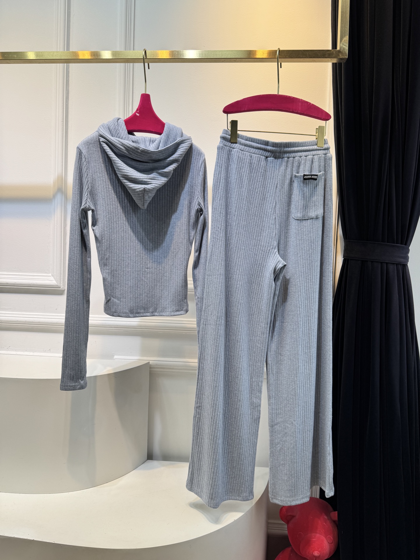 miu连帽上衣➕休闲长裤针织套装这套服装的面料是针织坑条面料，具有良好的弹性与垂坠感，触感软糯亲肤，保暖