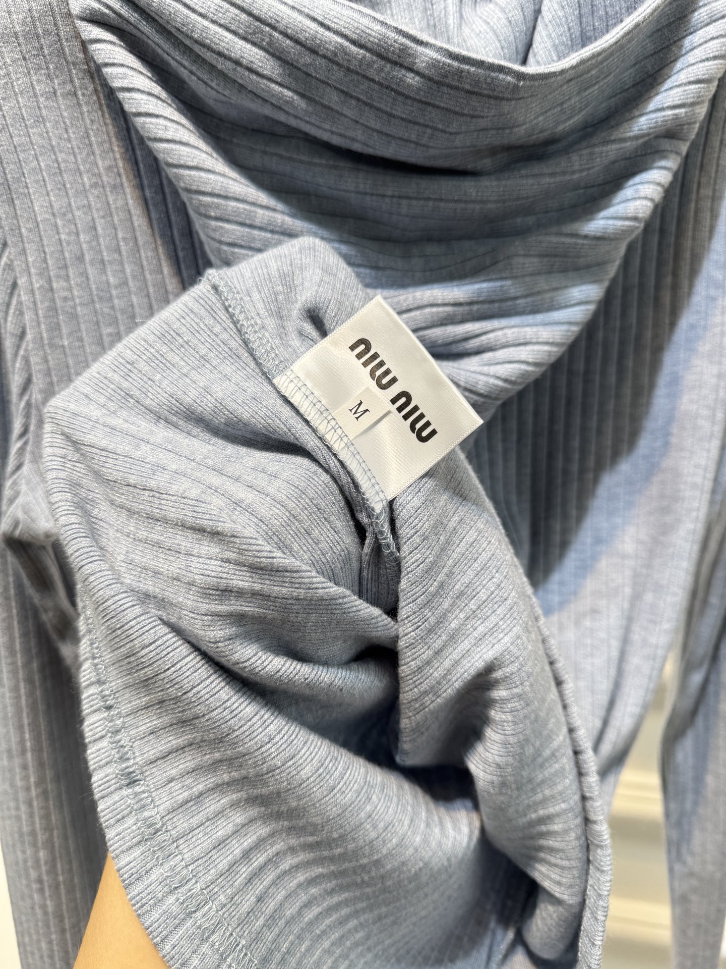 miu连帽上衣➕休闲长裤针织套装这套服装的面料是针织坑条面料，具有良好的弹性与垂坠感，触感软糯亲肤，保暖