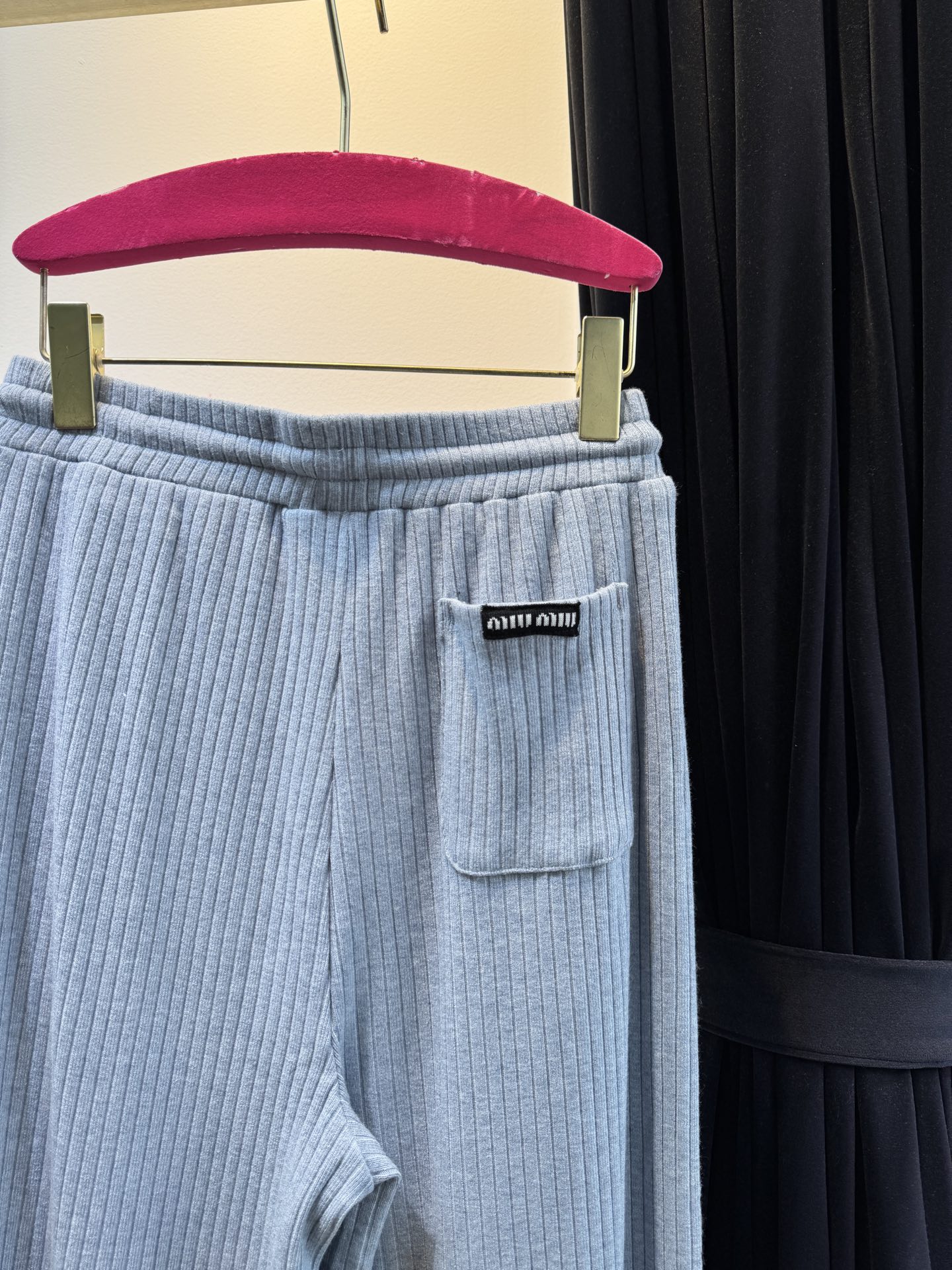 miu连帽上衣➕休闲长裤针织套装这套服装的面料是针织坑条面料，具有良好的弹性与垂坠感，触感软糯亲肤，保暖