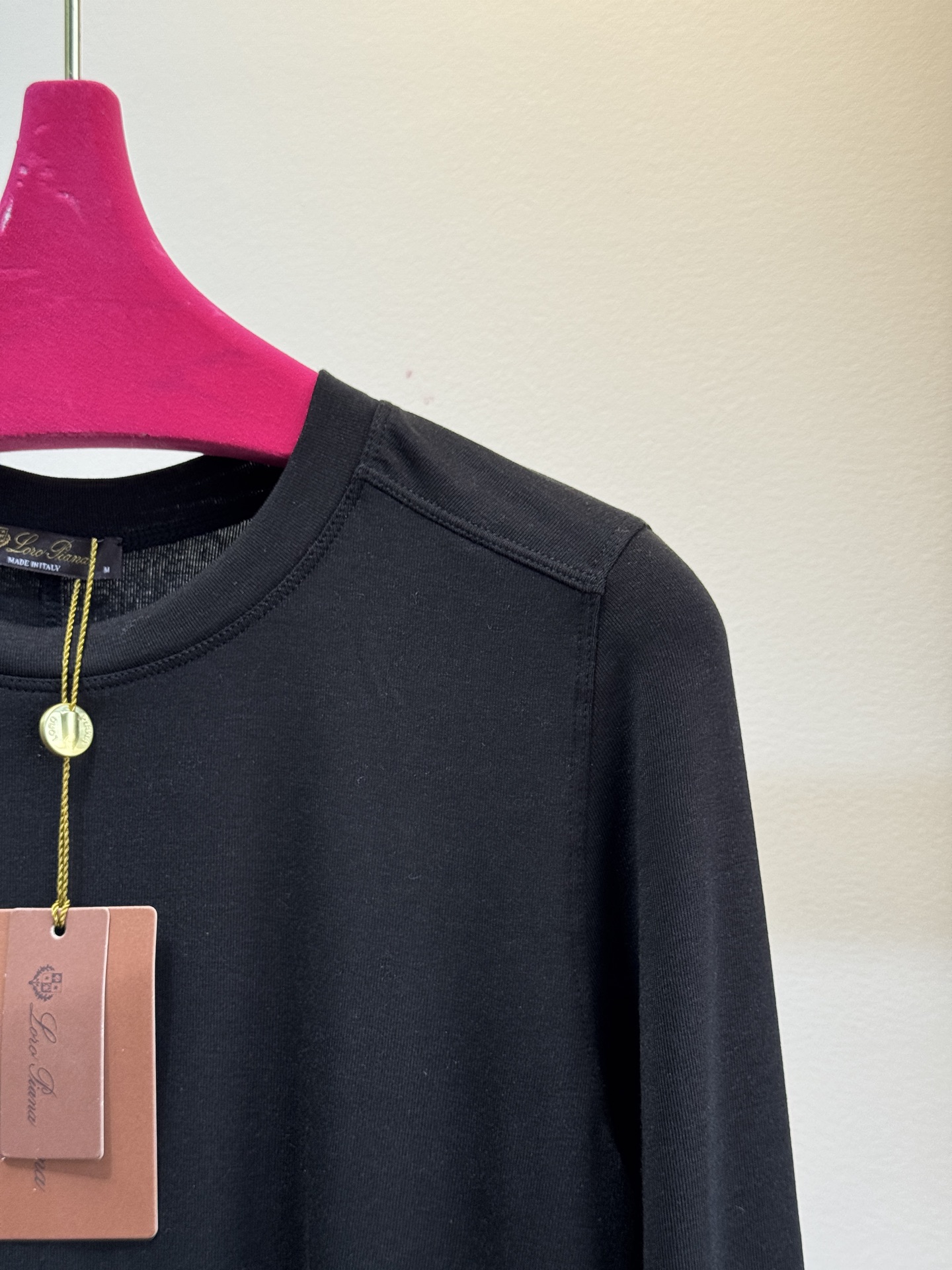 Loro Piana羊绒长袖打底衫这款打底衫采用纯色设计，圆领款式，左下摆品牌经典logo刺绣，35%羊