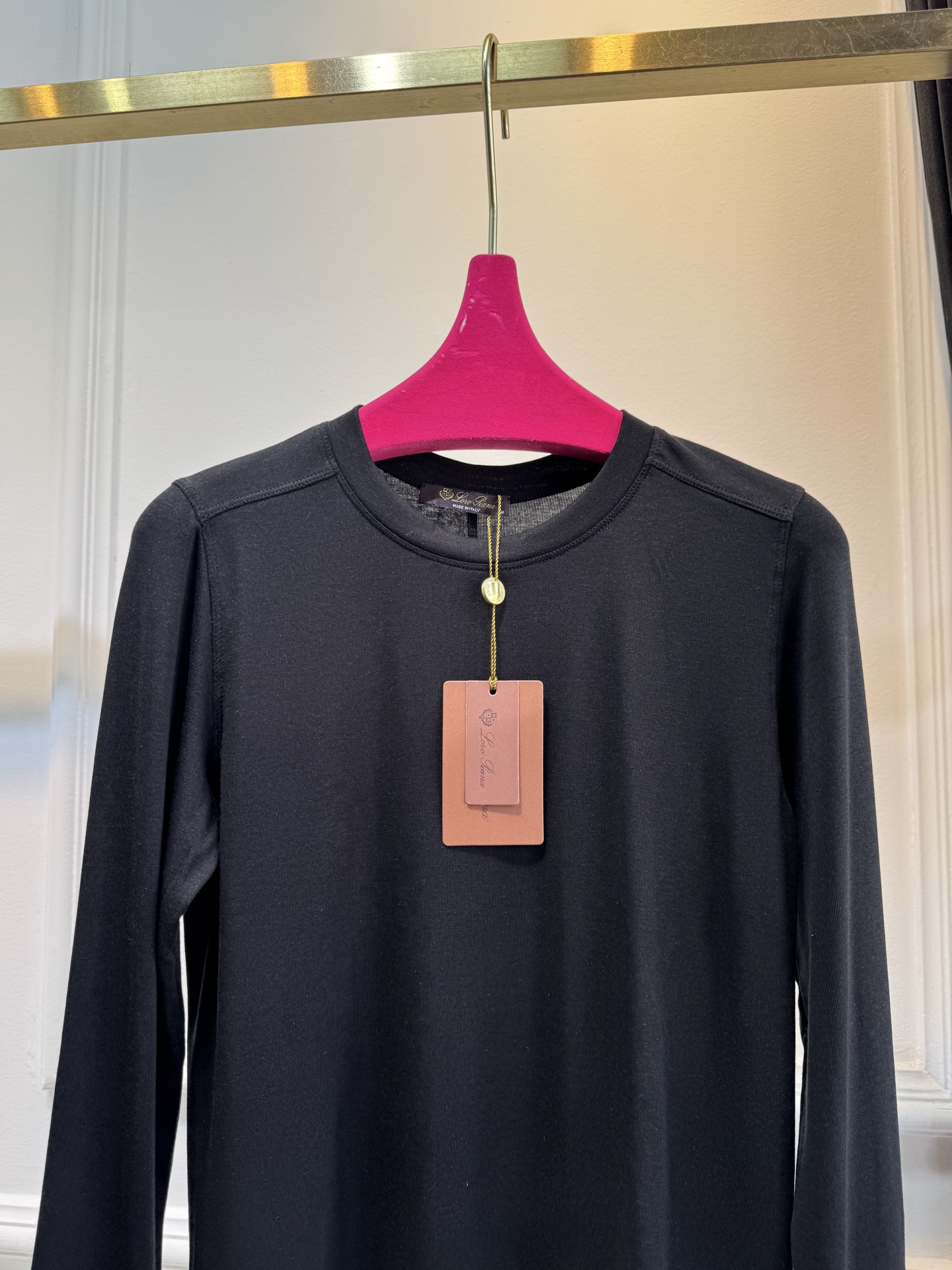 Loro Piana羊绒长袖打底衫这款打底衫采用纯色设计，圆领款式，左下摆品牌经典logo刺绣，35%羊