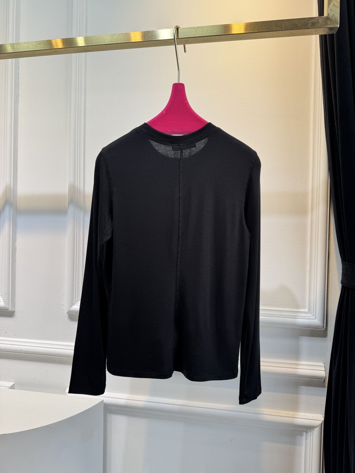 Loro Piana羊绒长袖打底衫这款打底衫采用纯色设计，圆领款式，左下摆品牌经典logo刺绣，35%羊