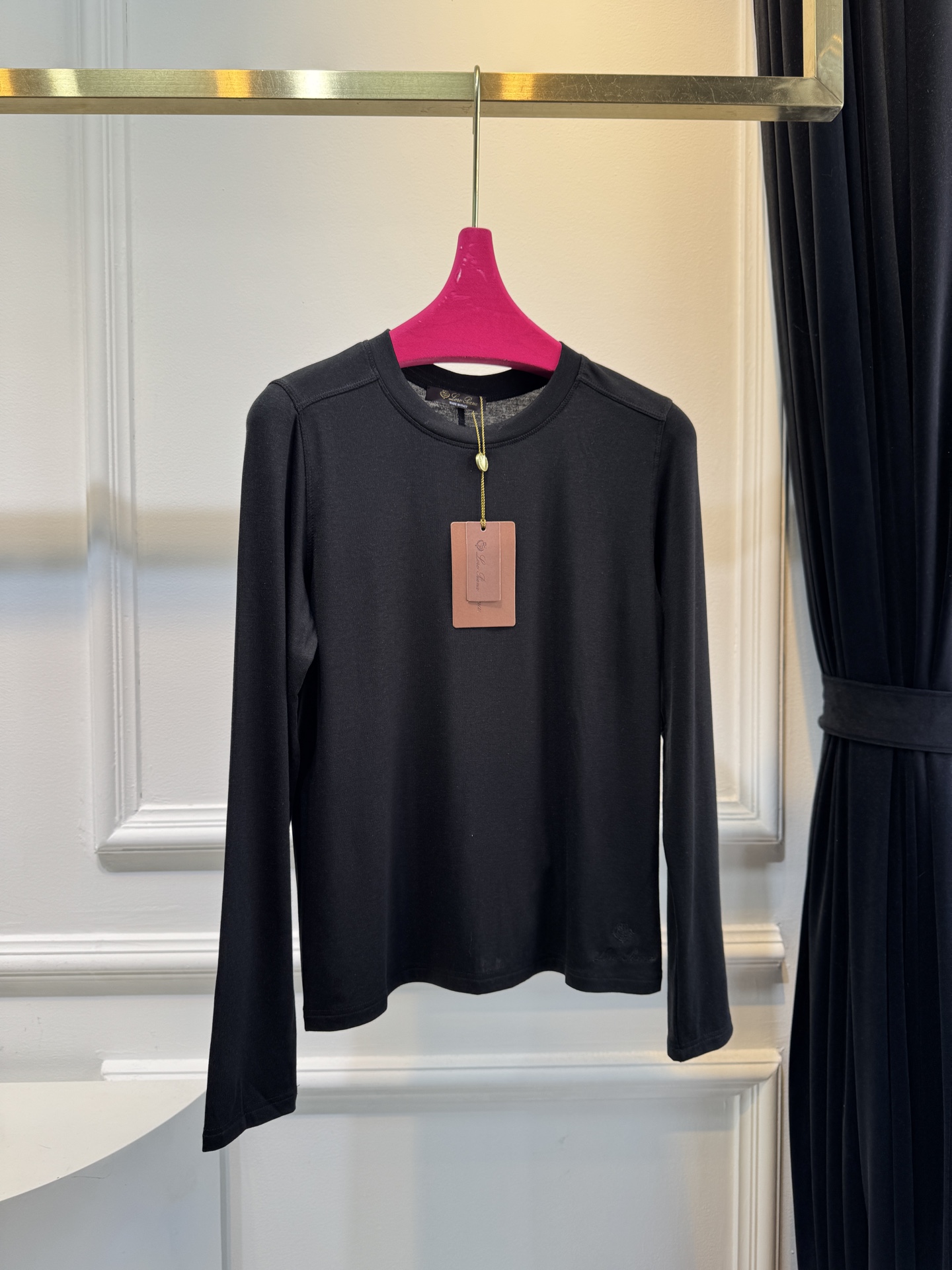 Loro Piana羊绒长袖打底衫这款打底衫采用纯色设计，圆领款式，左下摆品牌经典logo刺绣，35%羊