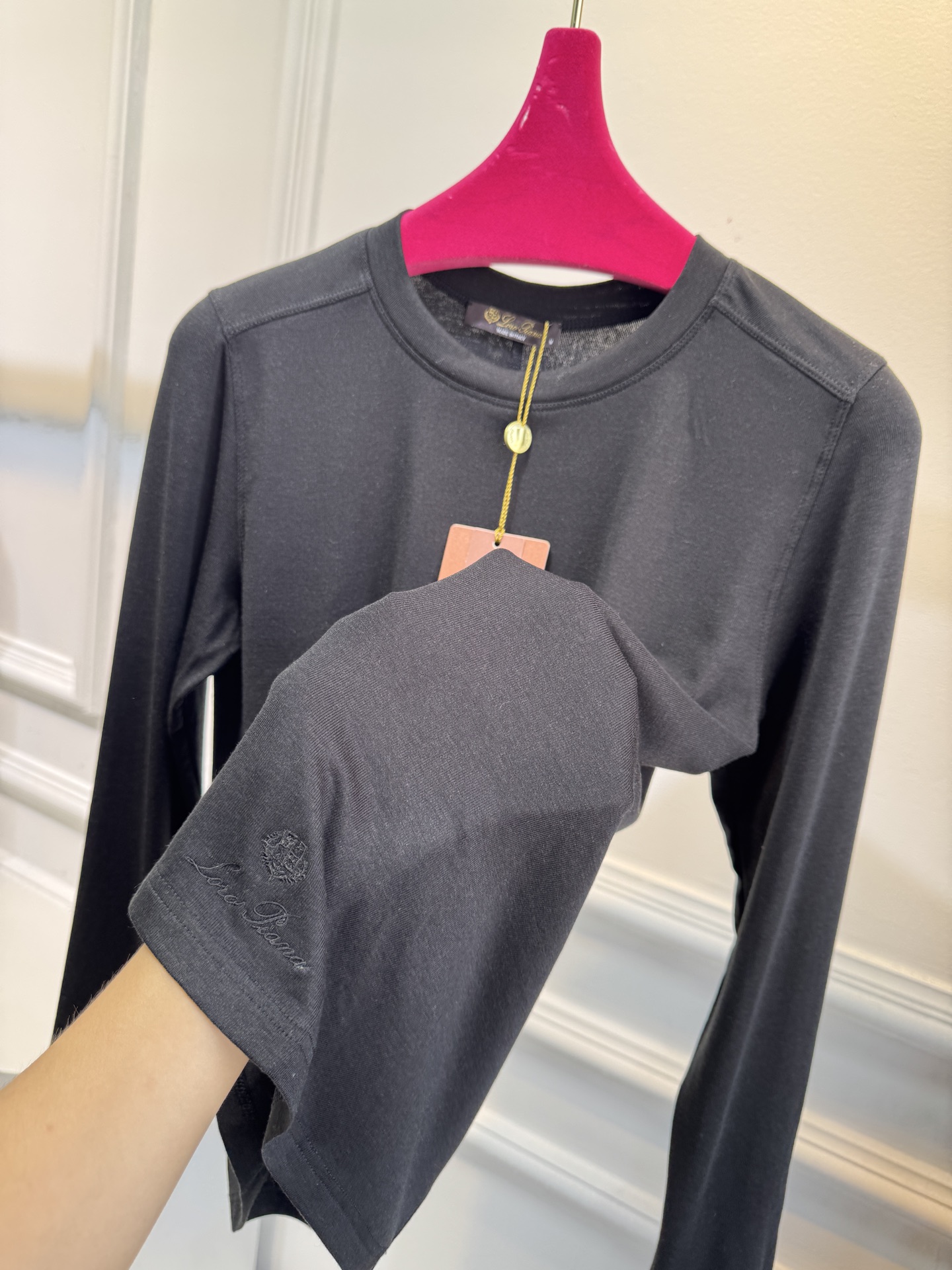 Loro Piana羊绒长袖打底衫这款打底衫采用纯色设计，圆领款式，左下摆品牌经典logo刺绣，35%羊