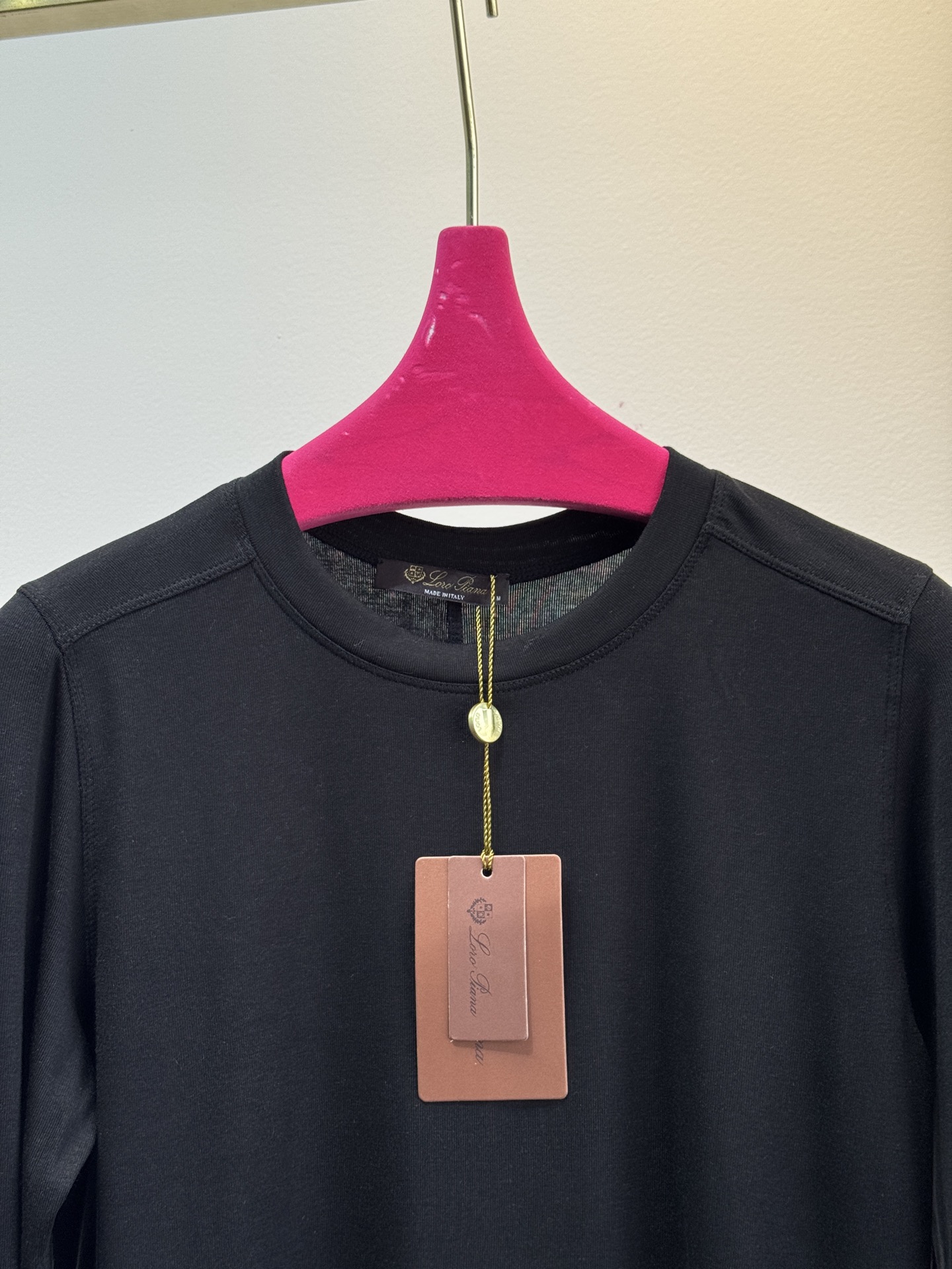 Loro Piana羊绒长袖打底衫这款打底衫采用纯色设计，圆领款式，左下摆品牌经典logo刺绣，35%羊