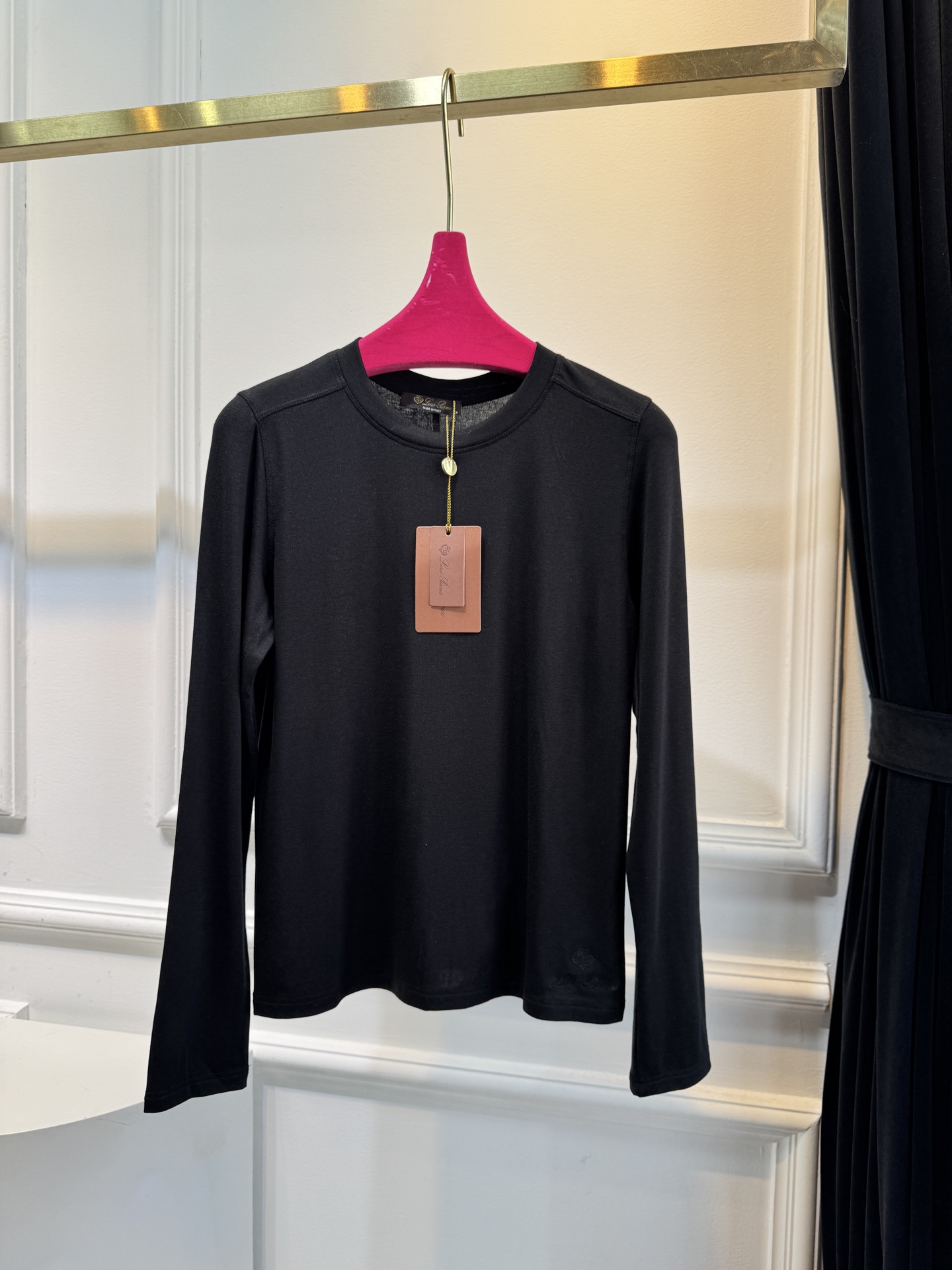 Loro Piana羊绒长袖打底衫这款打底衫采用纯色设计，圆领款式，左下摆品牌经典logo刺绣，35%羊