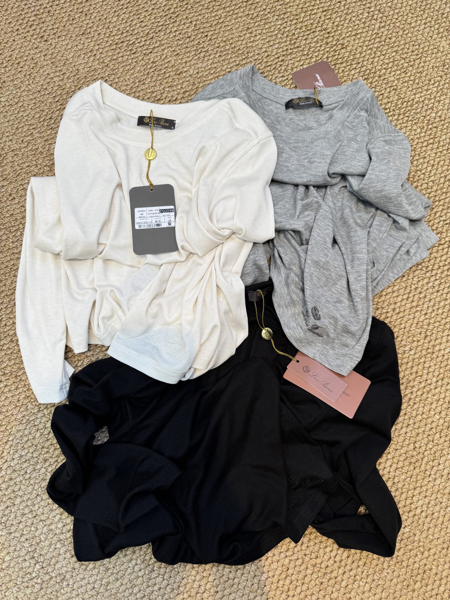 Loro Piana羊绒长袖打底衫这款打底衫采用纯色设计，圆领款式，左下摆品牌经典logo刺绣，35%羊