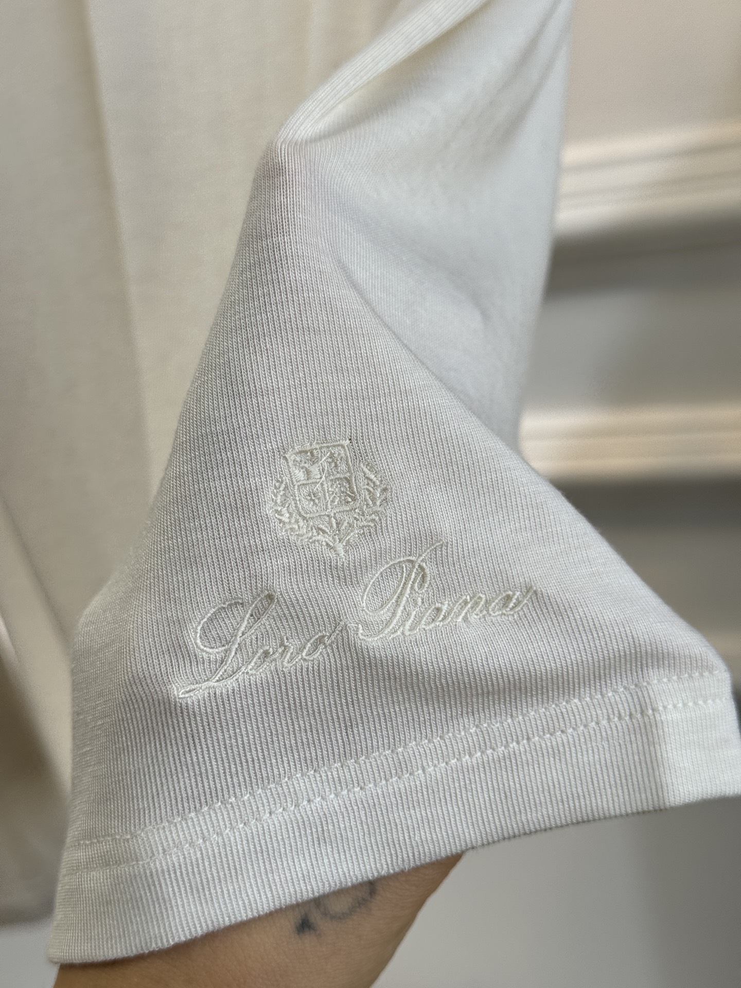 Loro Piana羊绒长袖打底衫这款打底衫采用纯色设计，圆领款式，左下摆品牌经典logo刺绣，35%羊