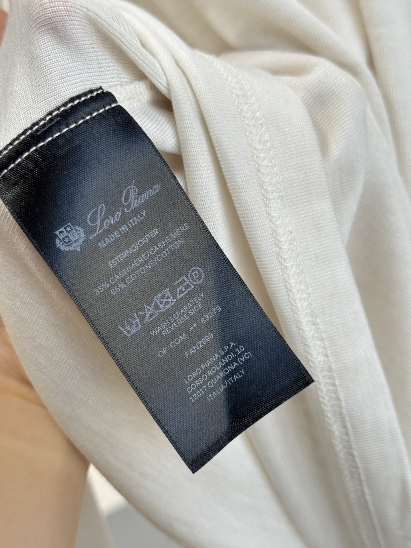 Loro Piana羊绒长袖打底衫这款打底衫采用纯色设计，圆领款式，左下摆品牌经典logo刺绣，35%羊