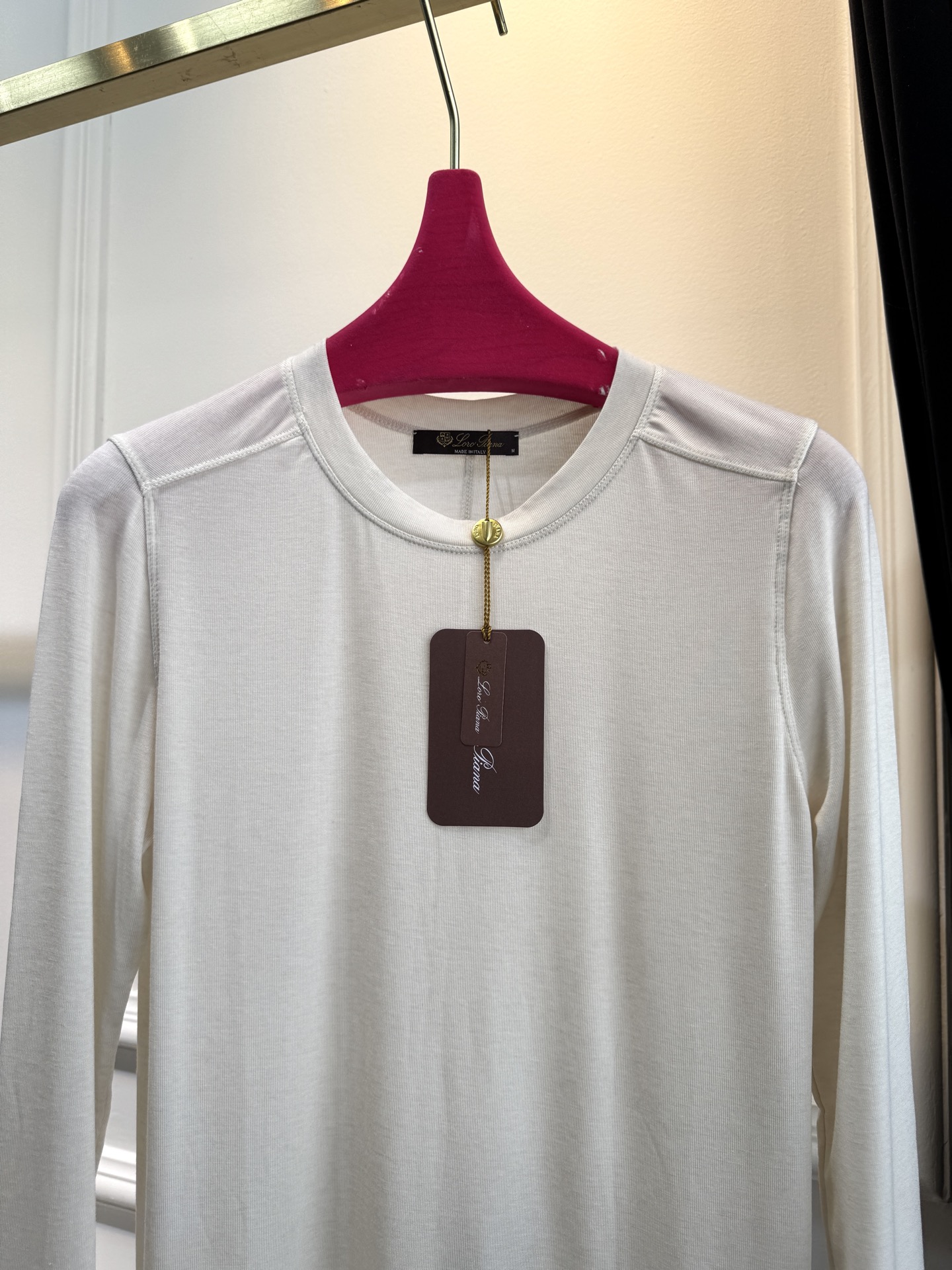 Loro Piana羊绒长袖打底衫这款打底衫采用纯色设计，圆领款式，左下摆品牌经典logo刺绣，35%羊