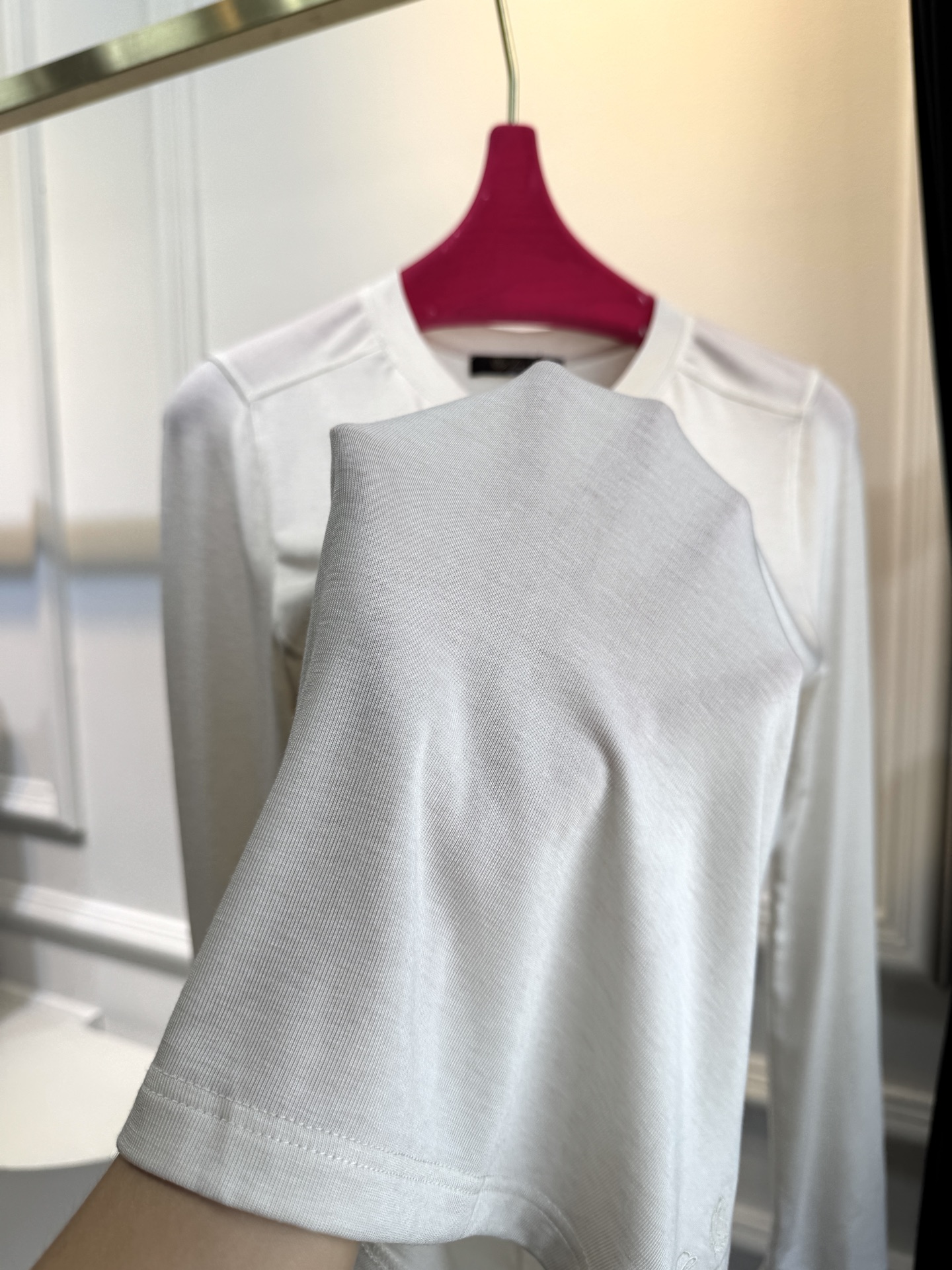 Loro Piana羊绒长袖打底衫这款打底衫采用纯色设计，圆领款式，左下摆品牌经典logo刺绣，35%羊