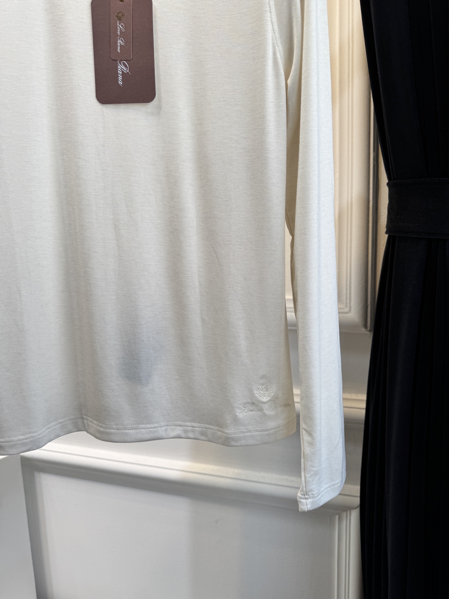 Loro Piana羊绒长袖打底衫这款打底衫采用纯色设计，圆领款式，左下摆品牌经典logo刺绣，35%羊