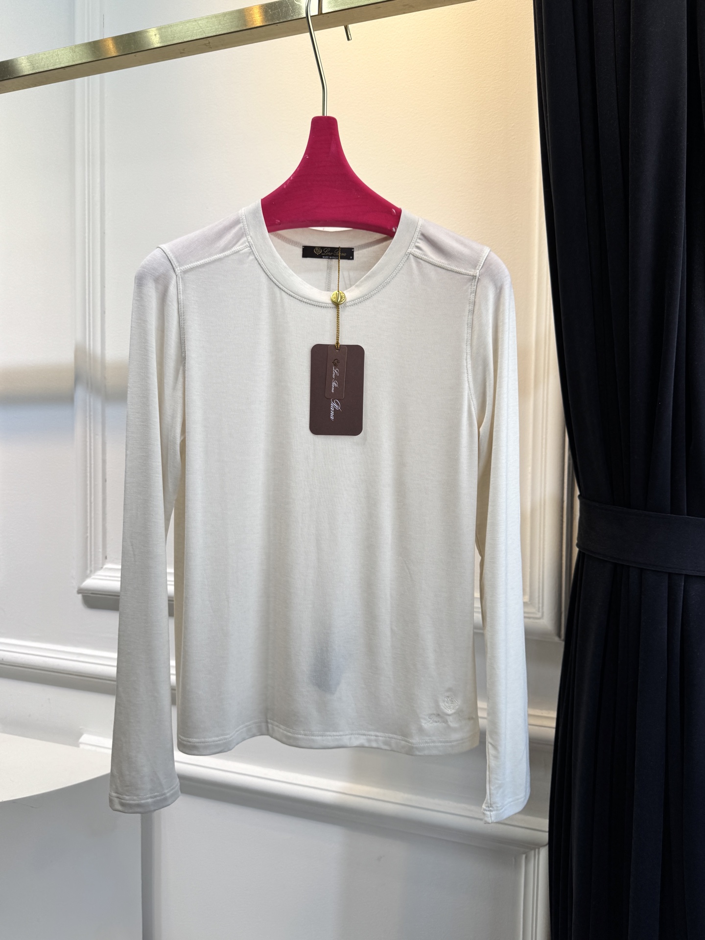 Loro Piana羊绒长袖打底衫这款打底衫采用纯色设计，圆领款式，左下摆品牌经典logo刺绣，35%羊