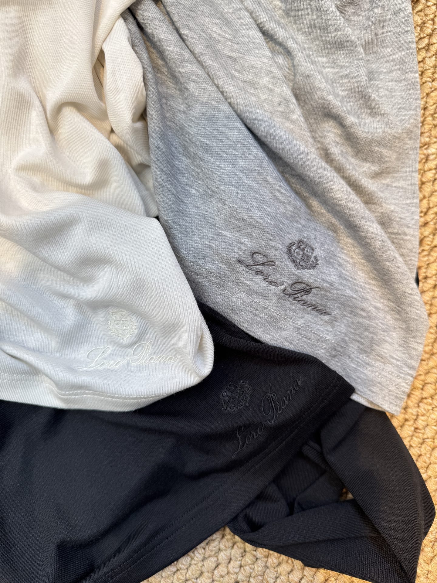 Loro Piana羊绒长袖打底衫这款打底衫采用纯色设计，圆领款式，左下摆品牌经典logo刺绣，35%羊