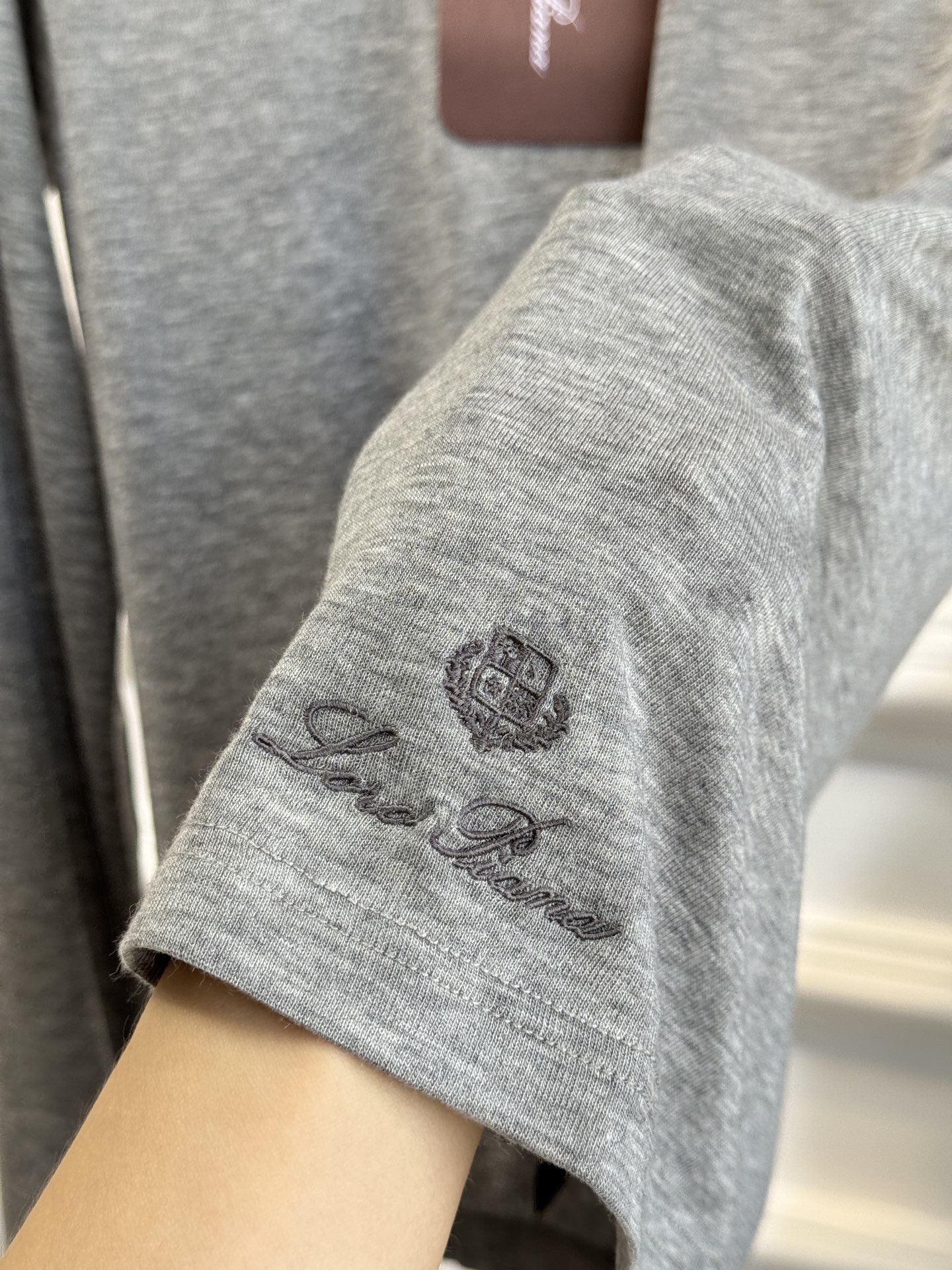 Loro Piana羊绒长袖打底衫这款打底衫采用纯色设计，圆领款式，左下摆品牌经典logo刺绣，35%羊