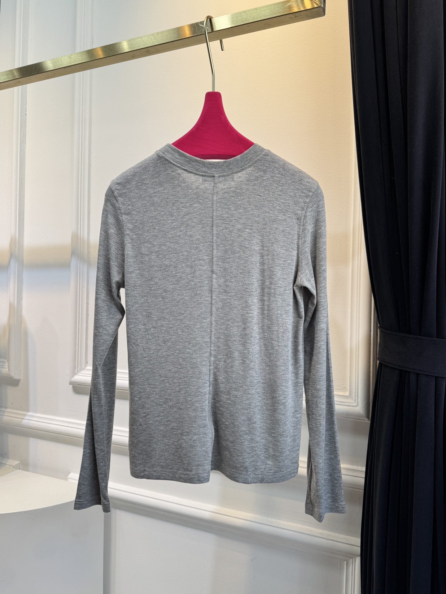 Loro Piana羊绒长袖打底衫这款打底衫采用纯色设计，圆领款式，左下摆品牌经典logo刺绣，35%羊