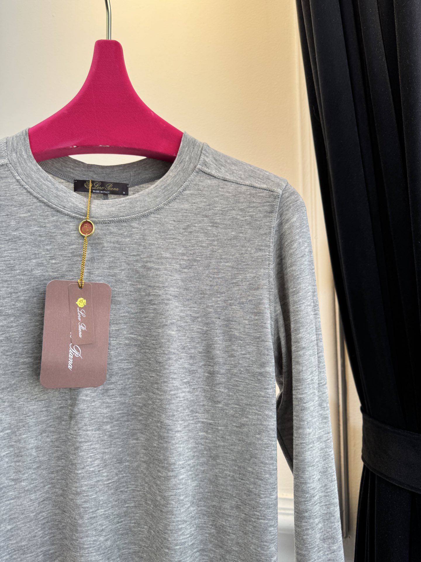 Loro Piana羊绒长袖打底衫这款打底衫采用纯色设计，圆领款式，左下摆品牌经典logo刺绣，35%羊