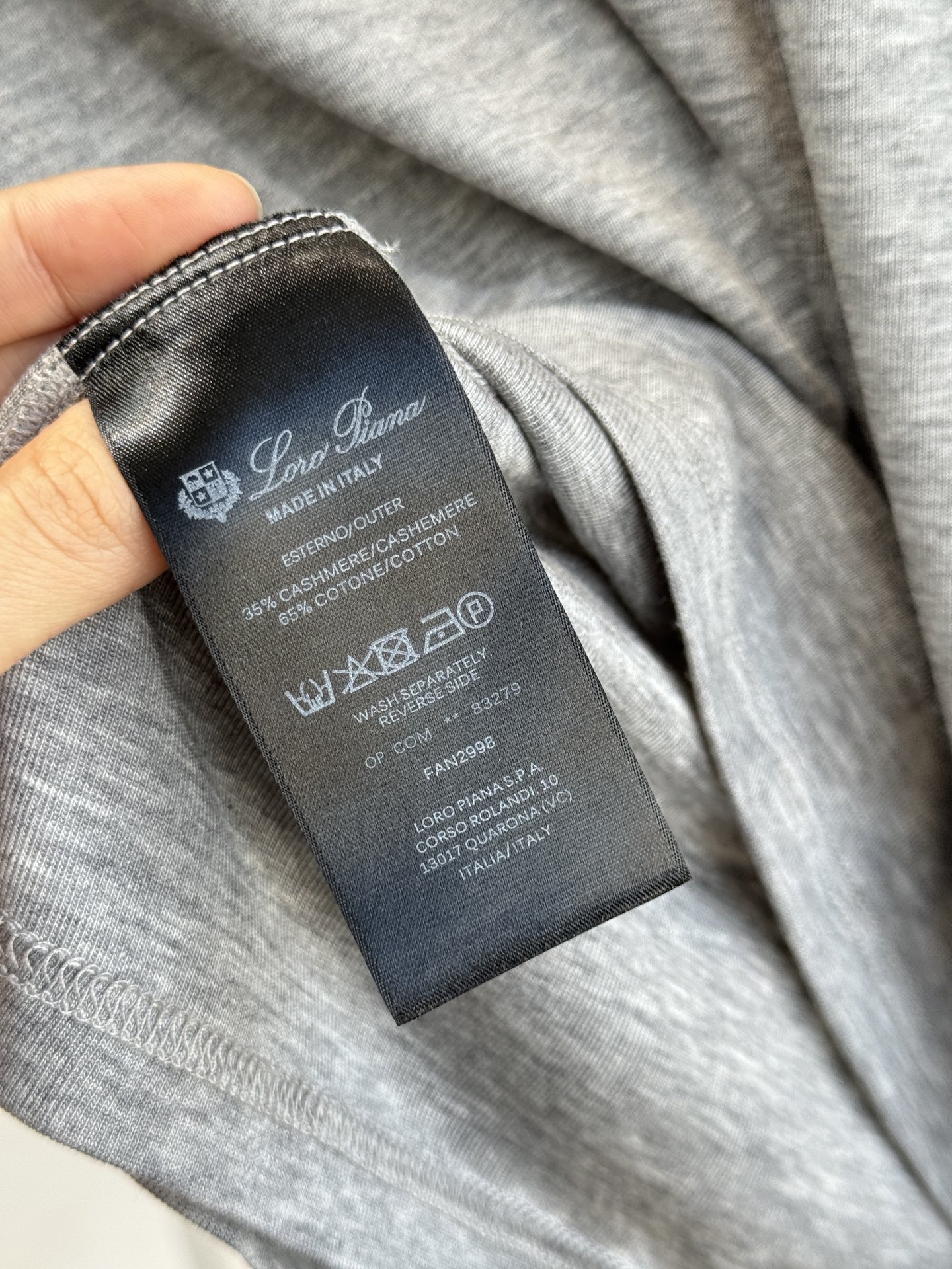 Loro Piana羊绒长袖打底衫这款打底衫采用纯色设计，圆领款式，左下摆品牌经典logo刺绣，35%羊