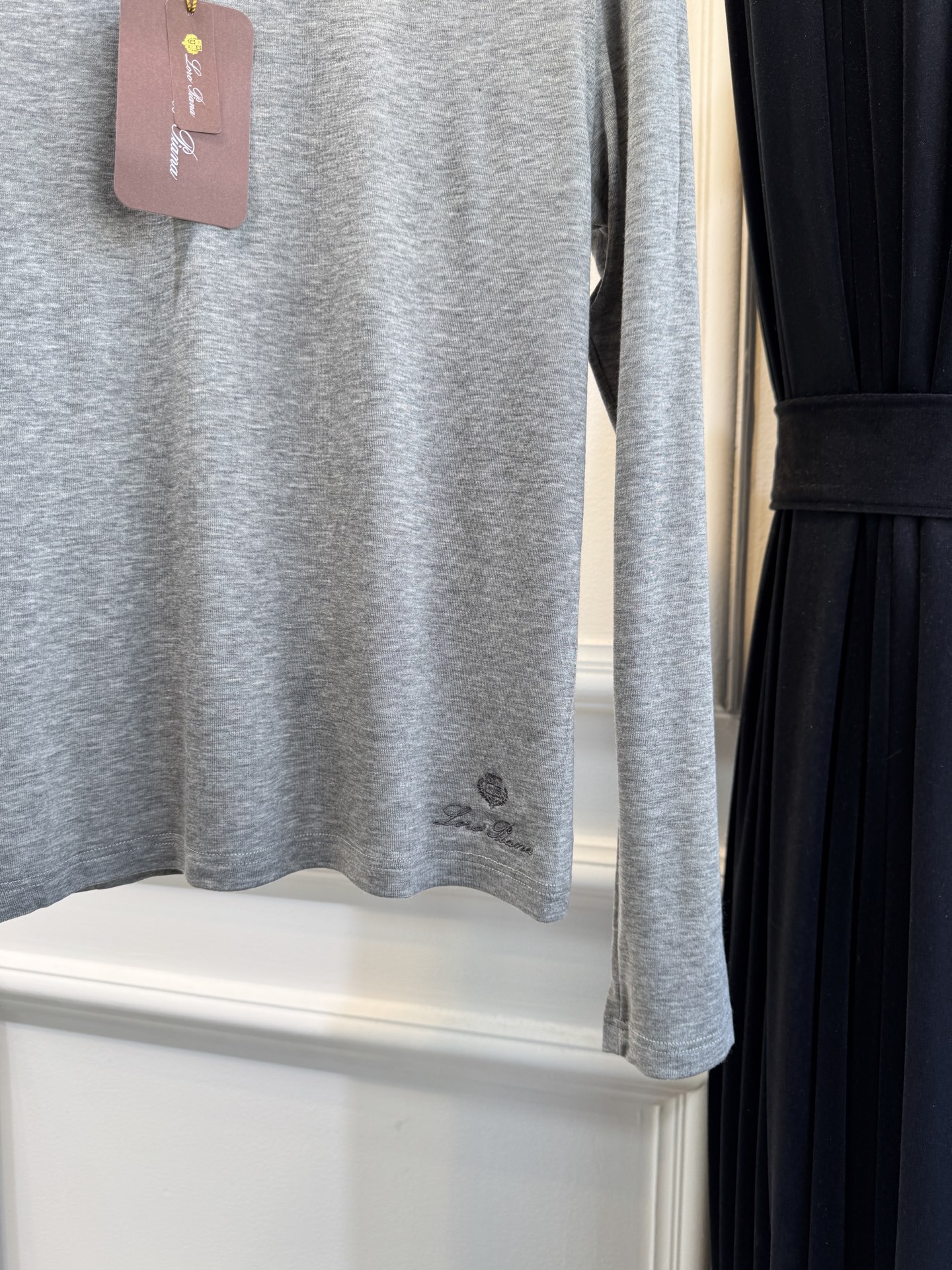 Loro Piana羊绒长袖打底衫这款打底衫采用纯色设计，圆领款式，左下摆品牌经典logo刺绣，35%羊