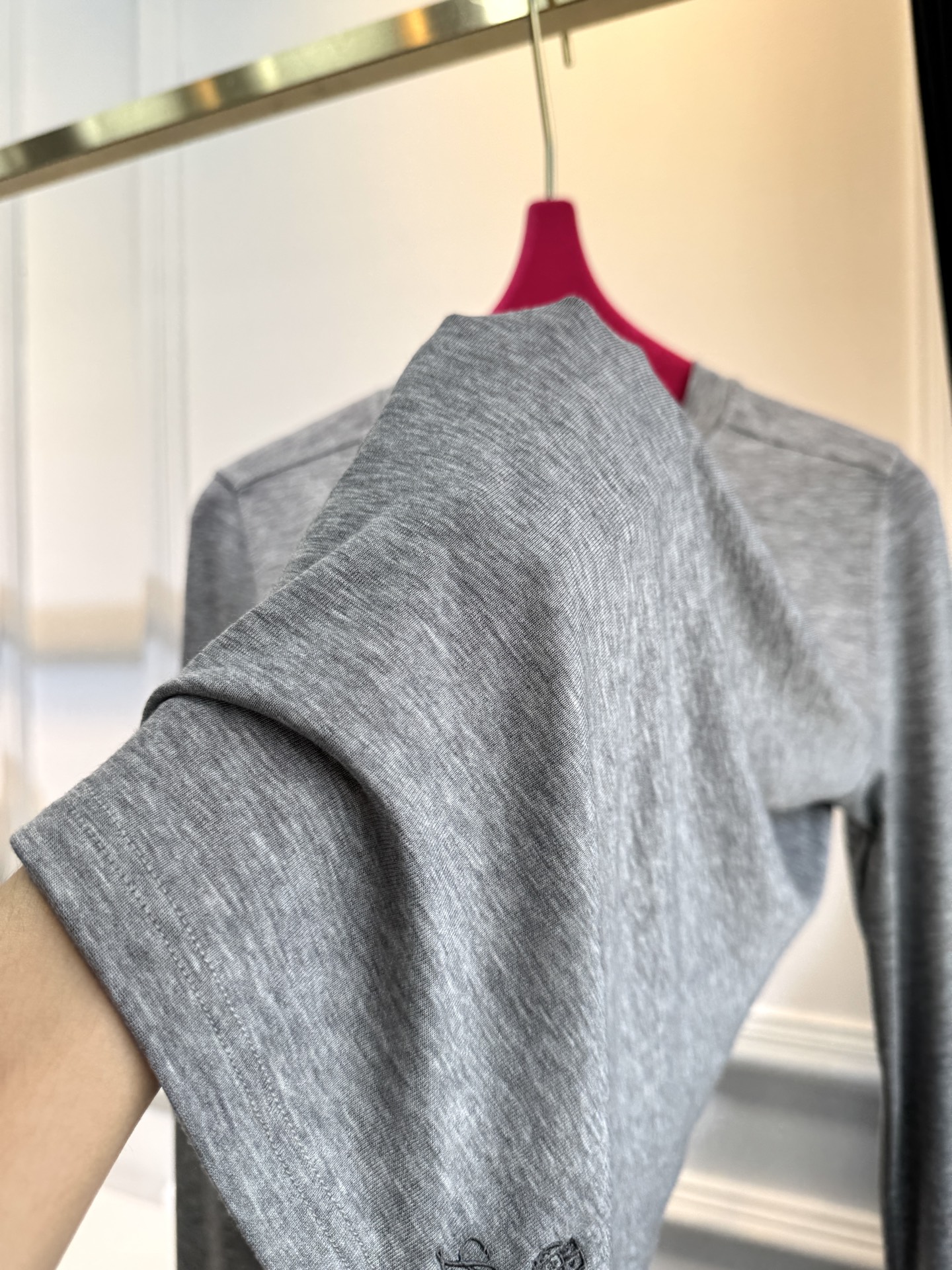 Loro Piana羊绒长袖打底衫这款打底衫采用纯色设计，圆领款式，左下摆品牌经典logo刺绣，35%羊