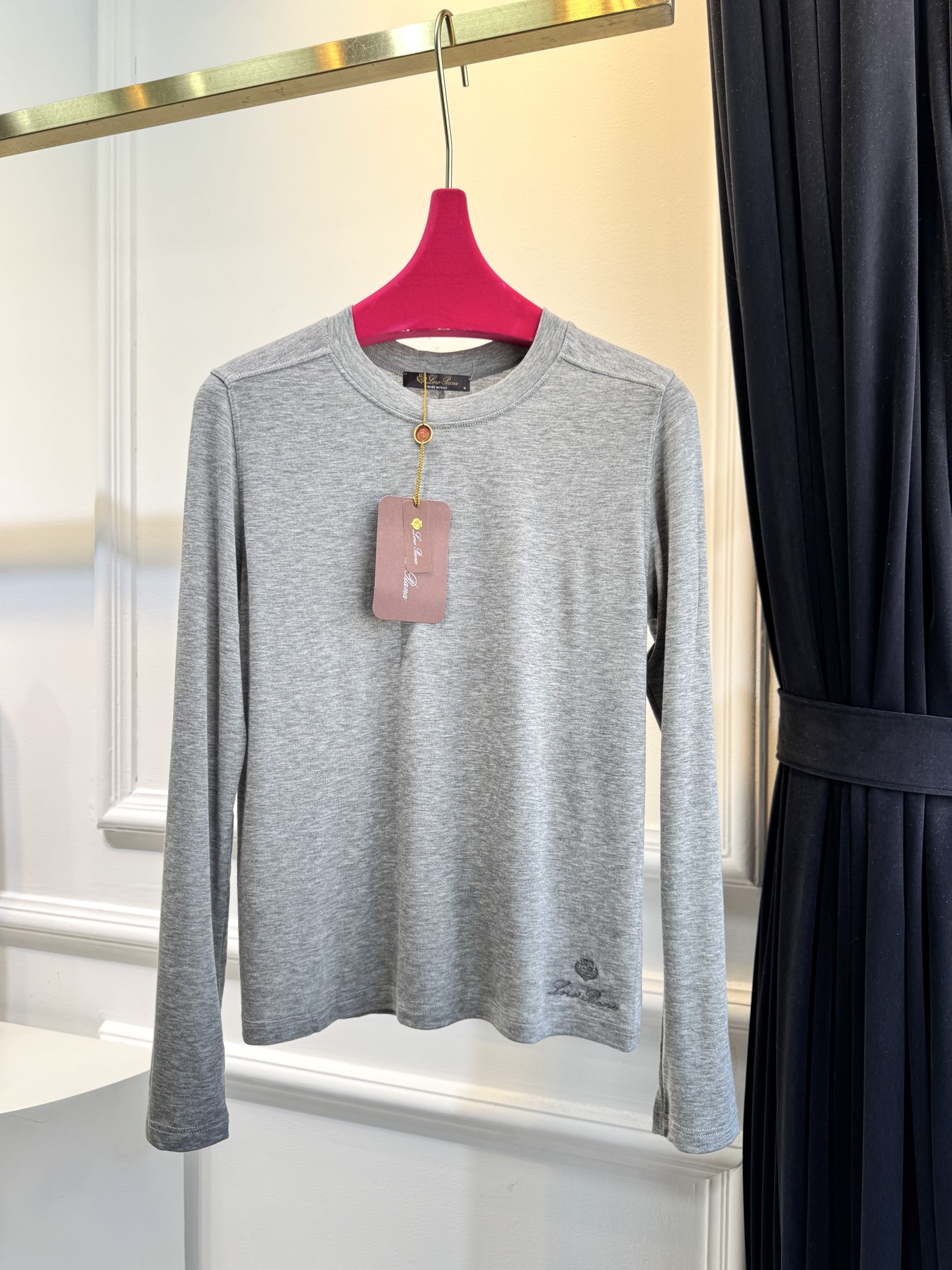 Loro Piana羊绒长袖打底衫这款打底衫采用纯色设计，圆领款式，左下摆品牌经典logo刺绣，35%羊