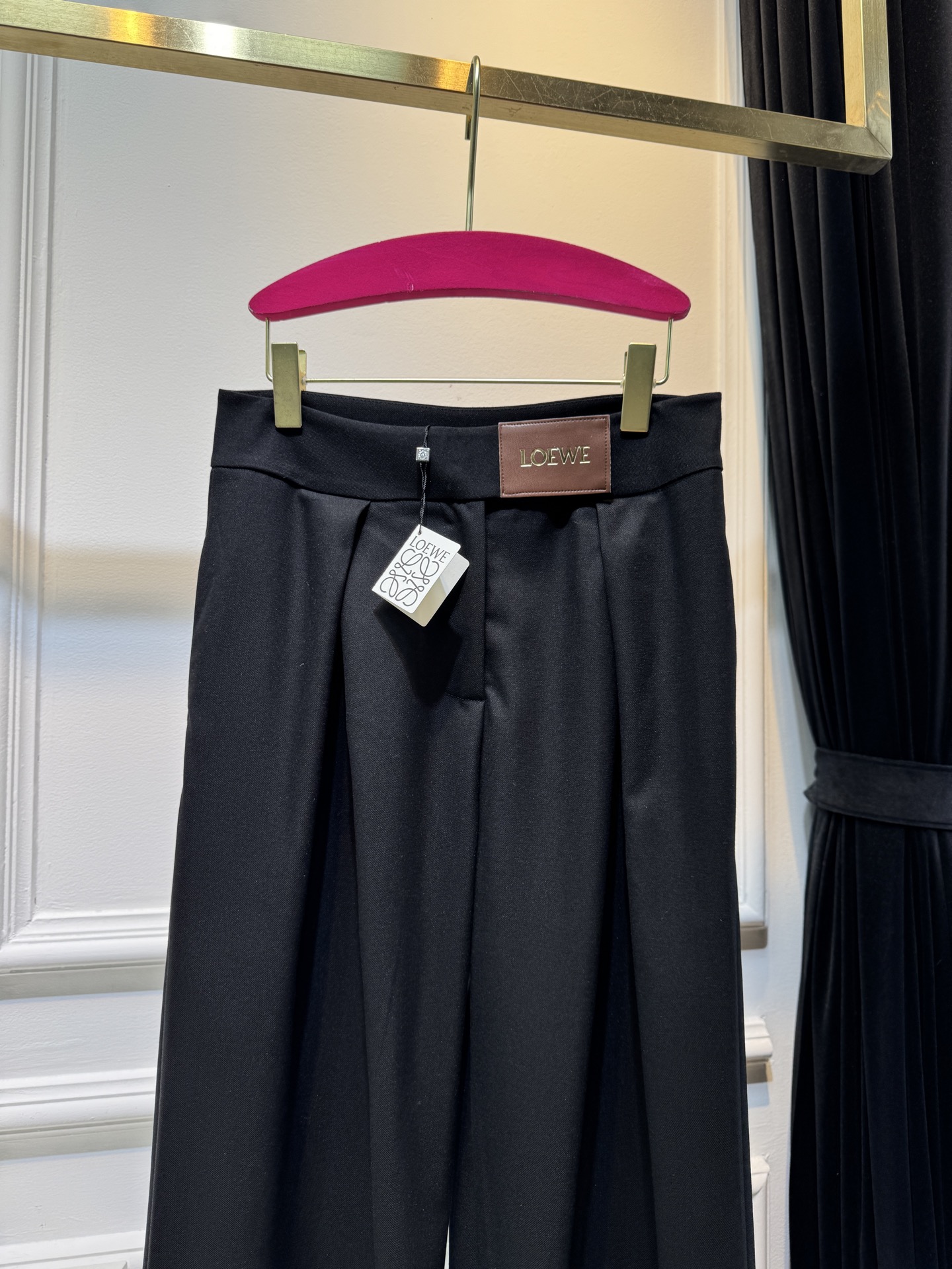 loew*高腰阔腿西装裤高腰设计，搭配裤腰处的褶皱，兼具显瘦与修饰比例的效果；阔腿版型，垂坠感较强，风格