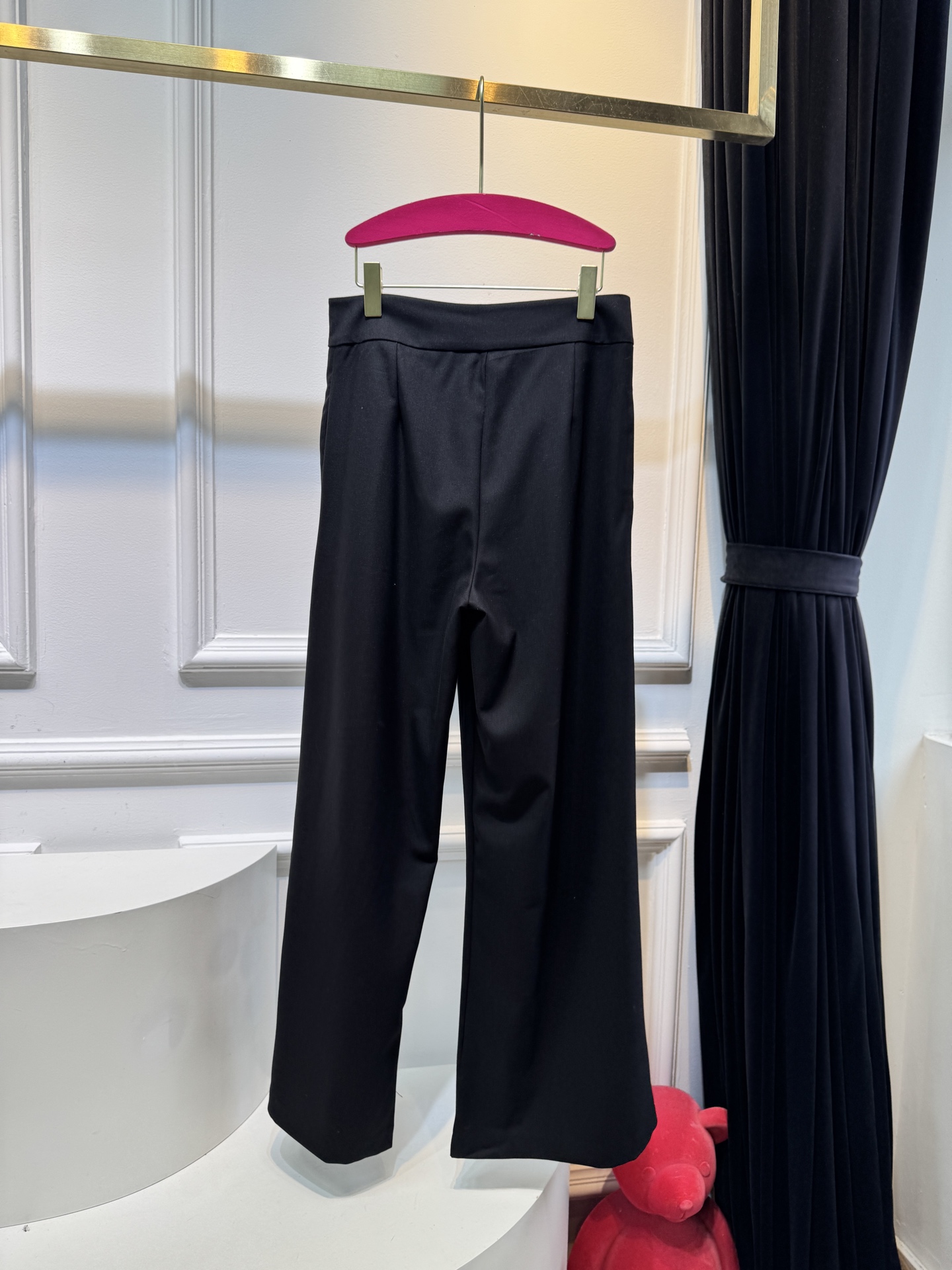 loew*高腰阔腿西装裤高腰设计，搭配裤腰处的褶皱，兼具显瘦与修饰比例的效果；阔腿版型，垂坠感较强，风格