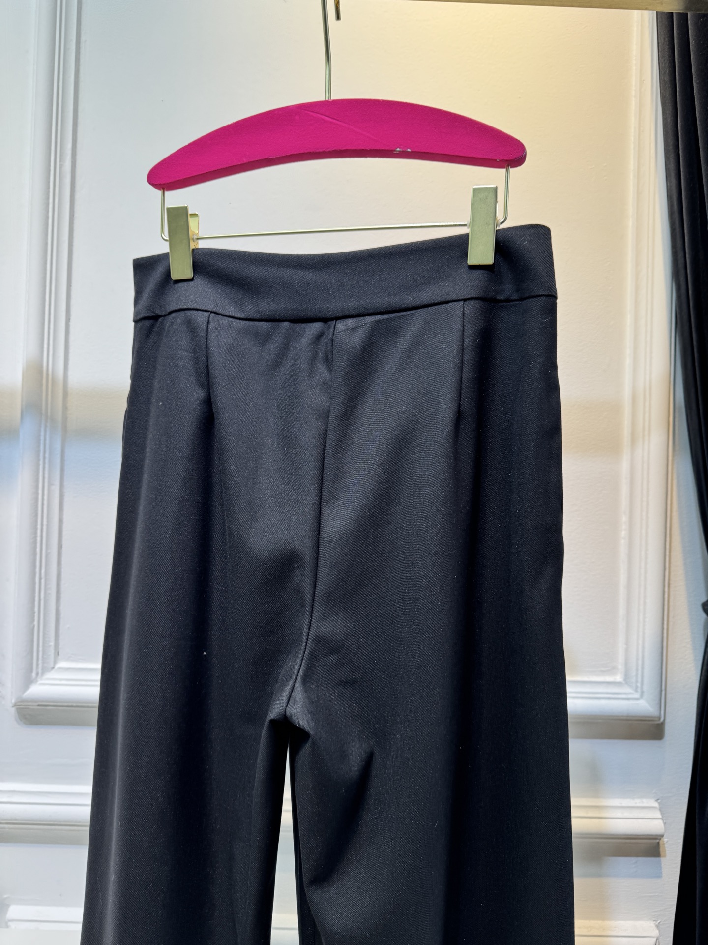 loew*高腰阔腿西装裤高腰设计，搭配裤腰处的褶皱，兼具显瘦与修饰比例的效果；阔腿版型，垂坠感较强，风格