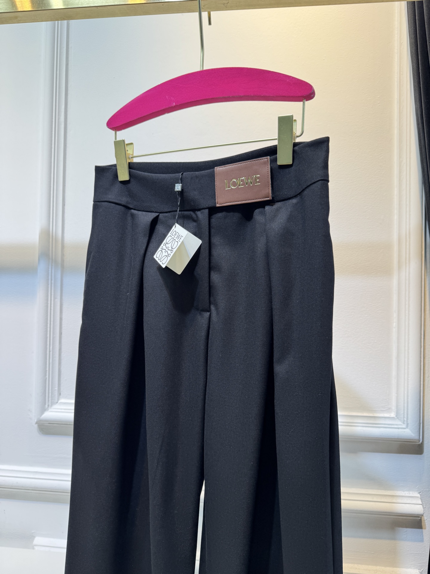 loew*高腰阔腿西装裤高腰设计，搭配裤腰处的褶皱，兼具显瘦与修饰比例的效果；阔腿版型，垂坠感较强，风格